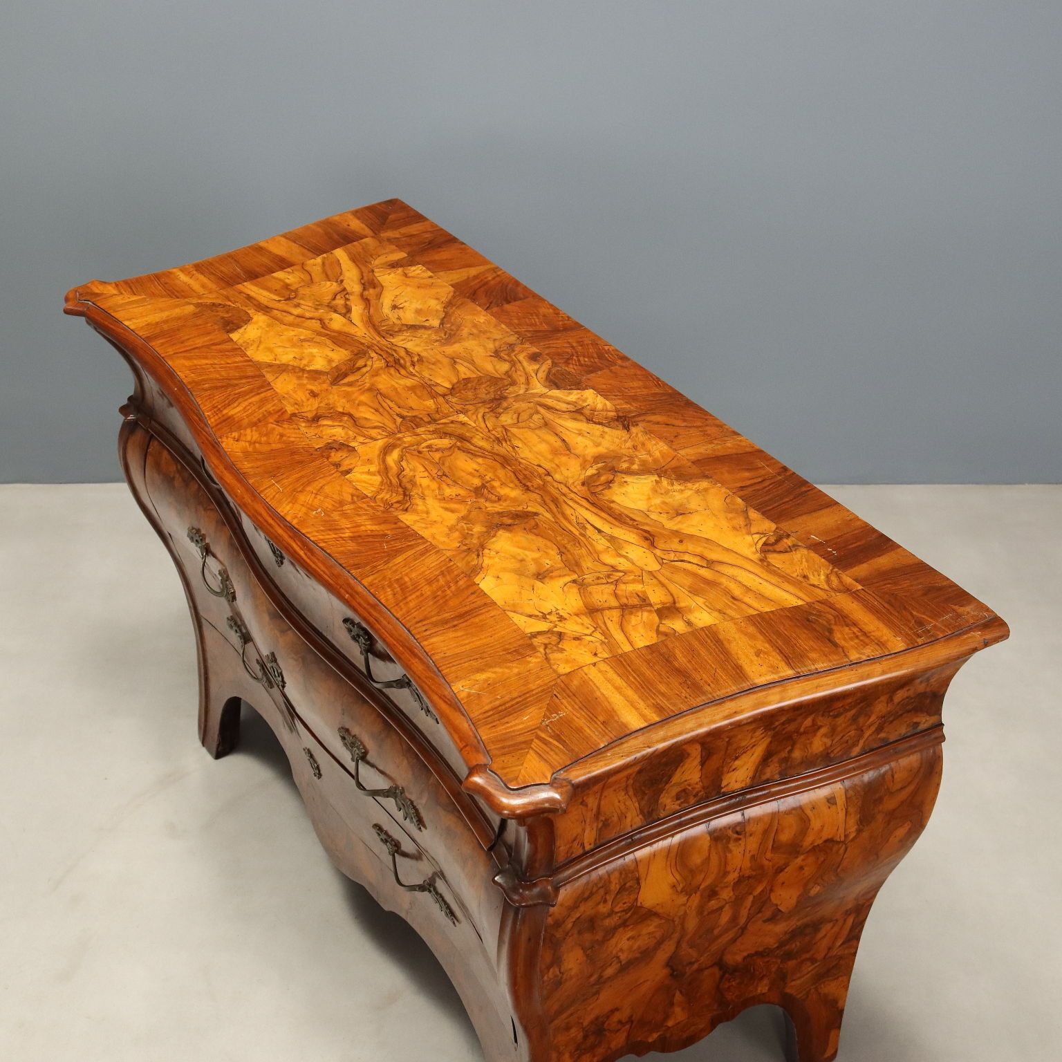 photo for sale Paire de commodes d'époque en placage de loupe de noyer, Lombardie, XVIIIe siècle
