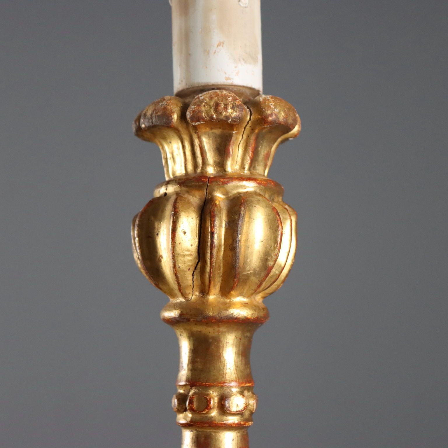 Candélabre d'époque en bois sculpté et doré, Italie, XIXe siècle photo for sale