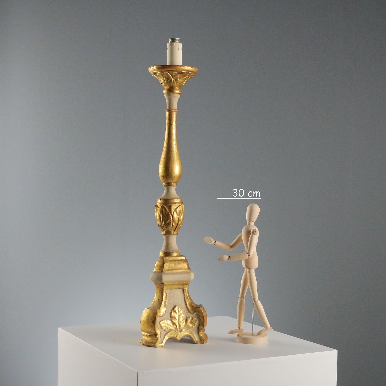 Candélabre d'époque en bois sculpté et doré, Italie, XIXe siècle photo furniture