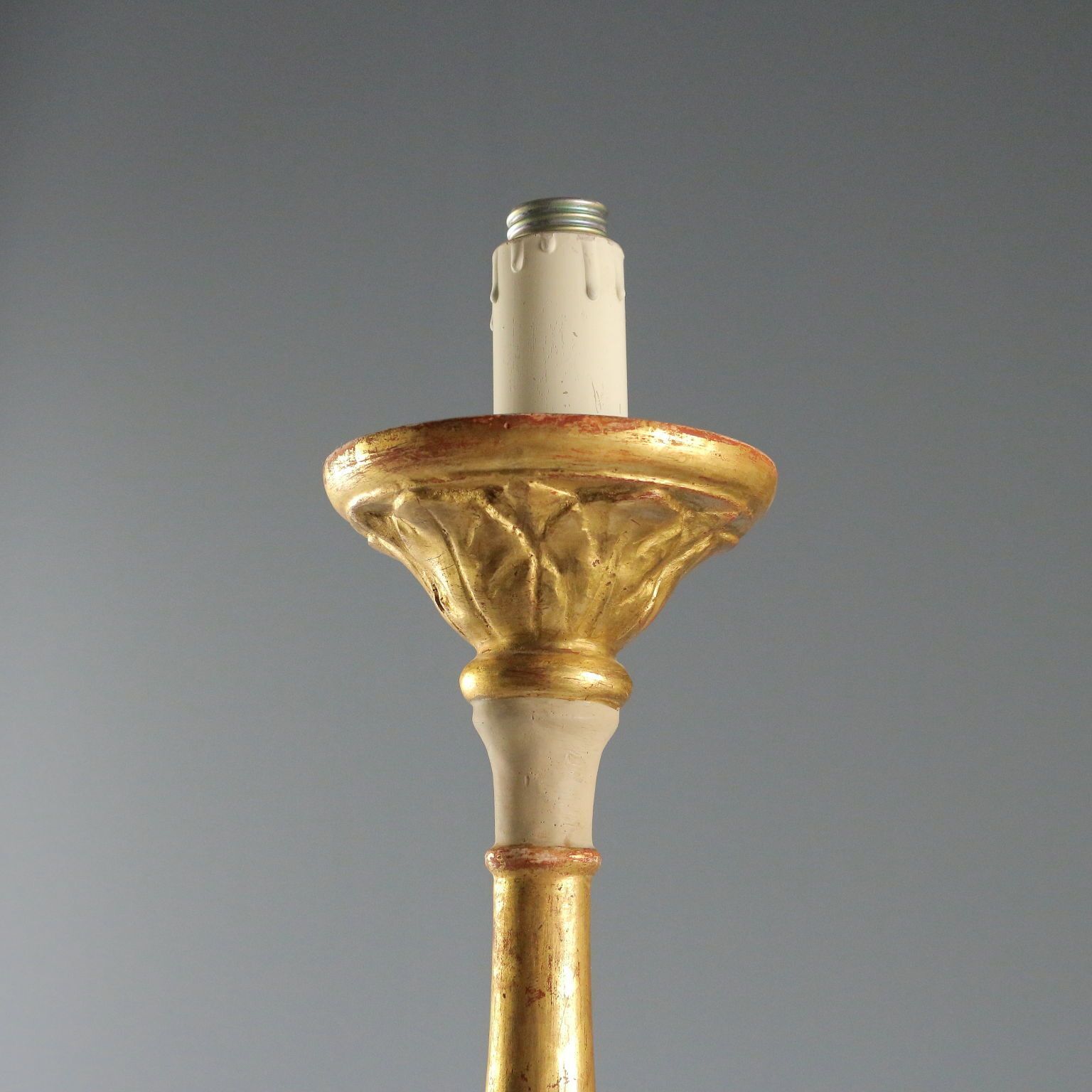 Candélabre d'époque en bois sculpté et doré, Italie, XIXe siècle photo for sale