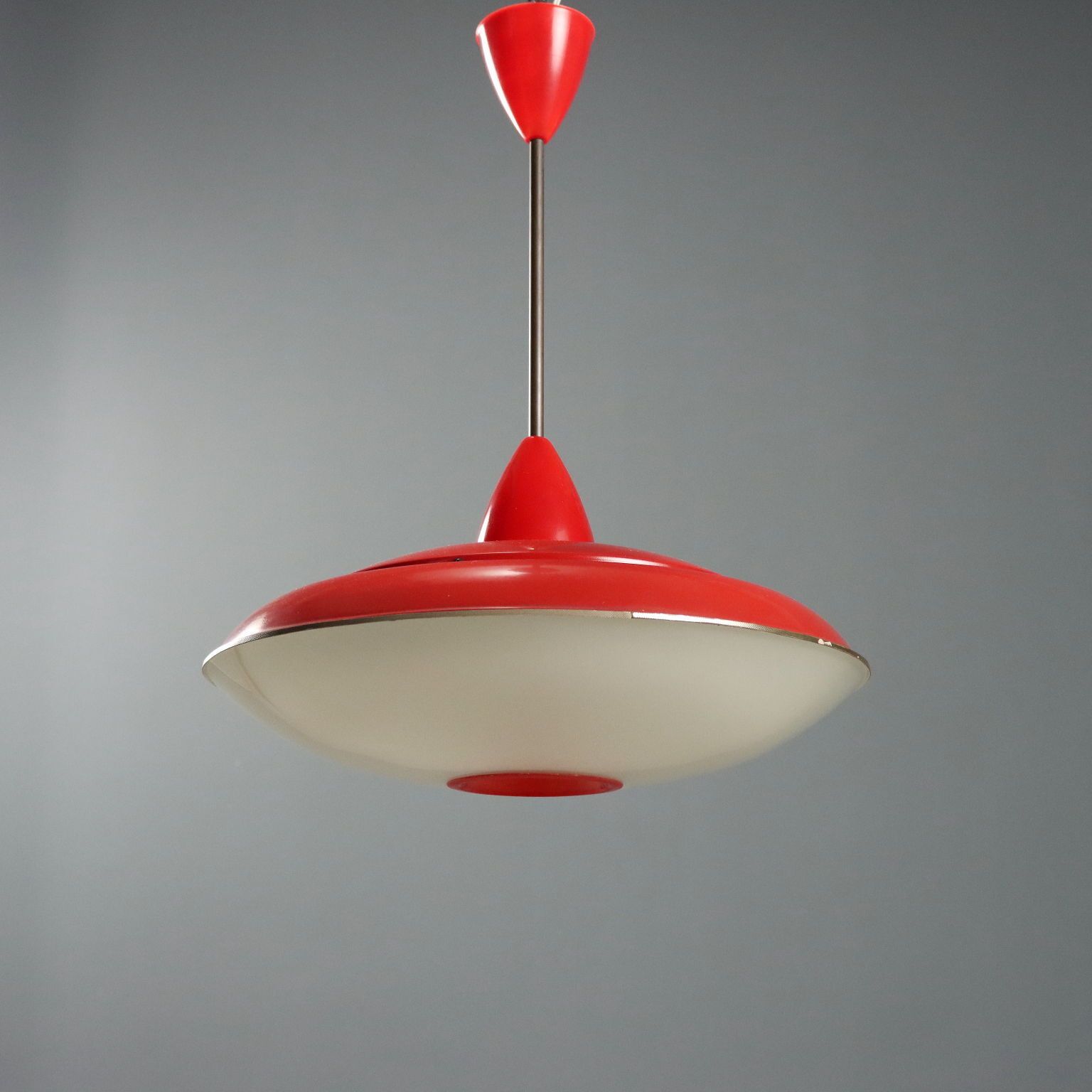Rode aluminium hanglamp, jaren 1960 photo Verlichting