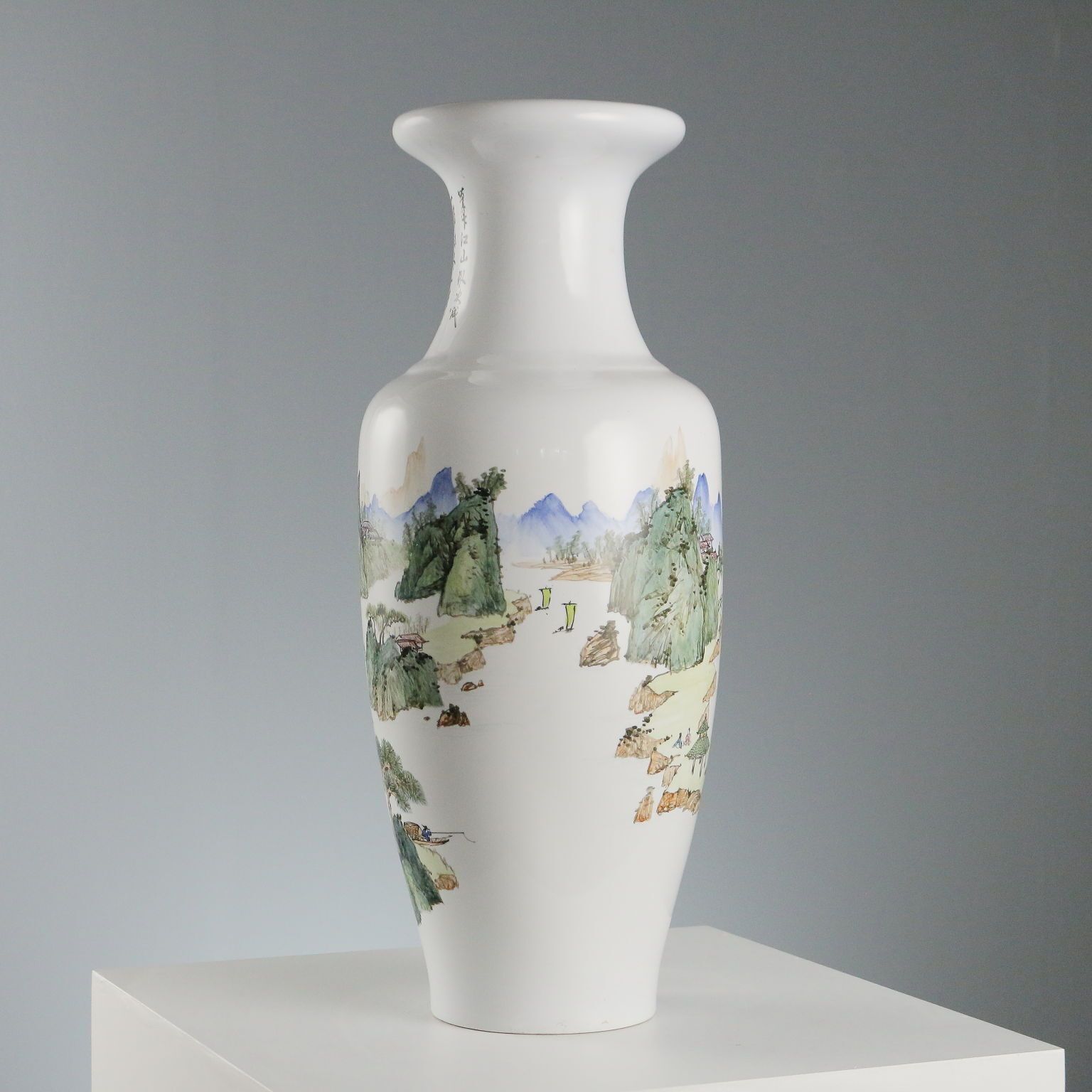 Vase d'époque en porcelaine à décor de paysage et personnages, Chine, XXe siècle photo buy
