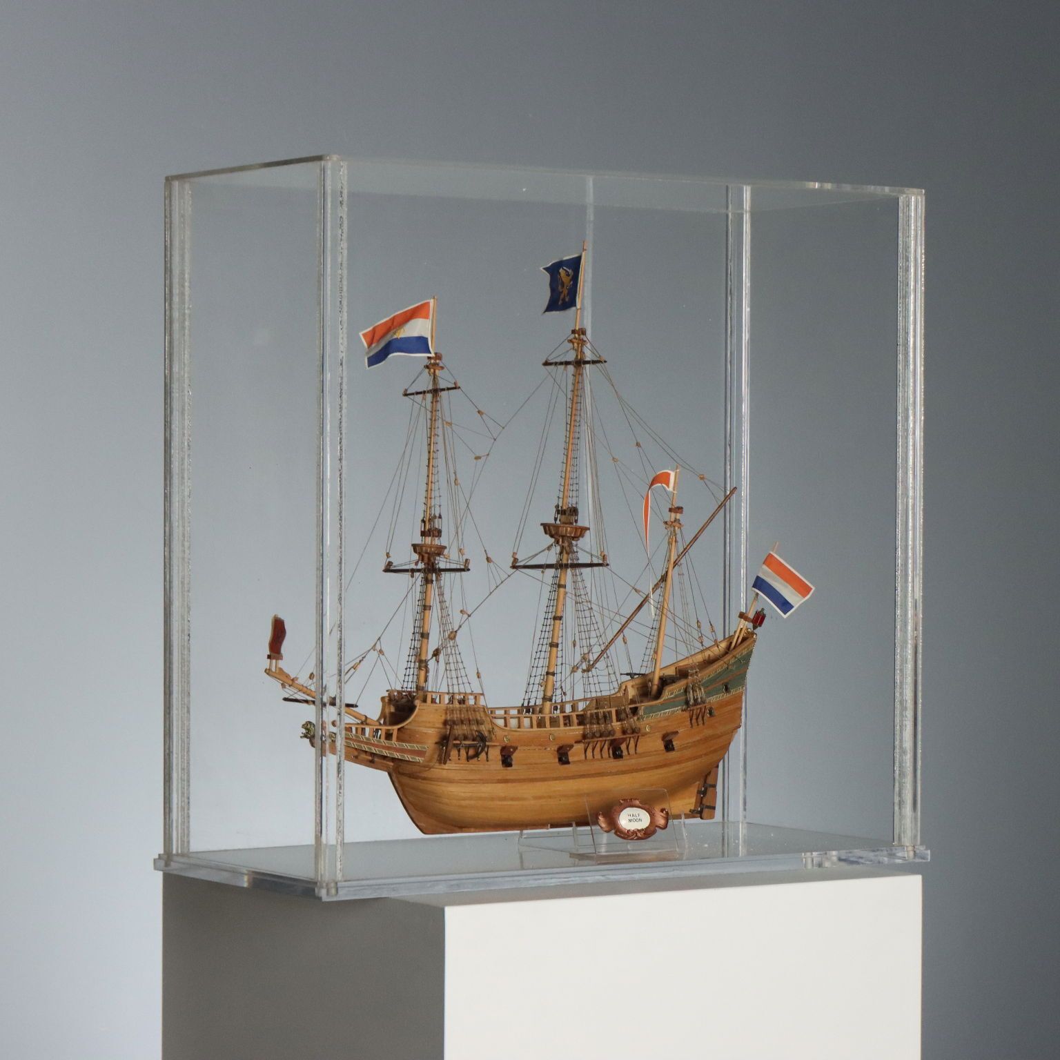 Antiek houten schip in plexiglassenkoffer, handgemaakt, 20e eeuw