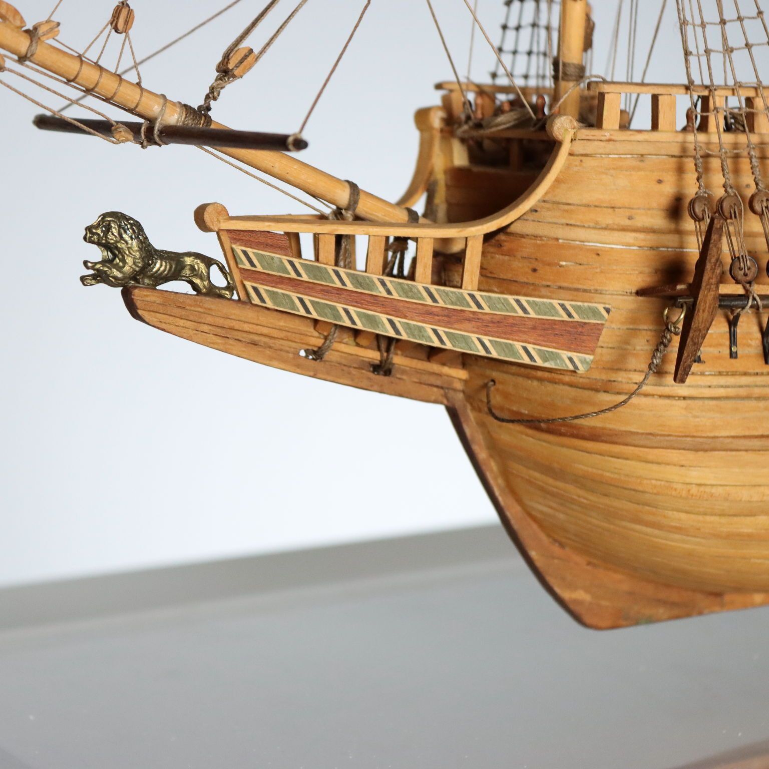 Antiek houten schip in plexiglassenkoffer, handgemaakt, 20e eeuw photo Woonaccessoires
