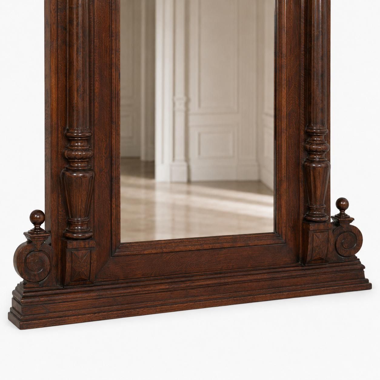 Miroir monumental en noyer sculpté, Italie, XIXe siècle, à fronton architectural photo for sale