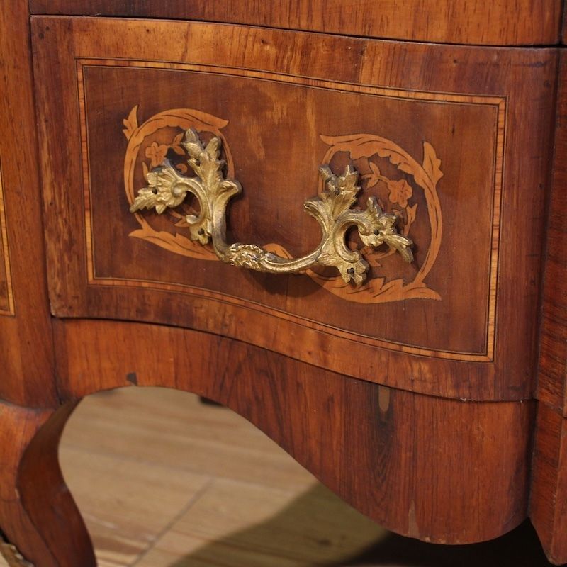 Mobilier Commode française à marqueterie de style Louis XV, XXe siècle photo