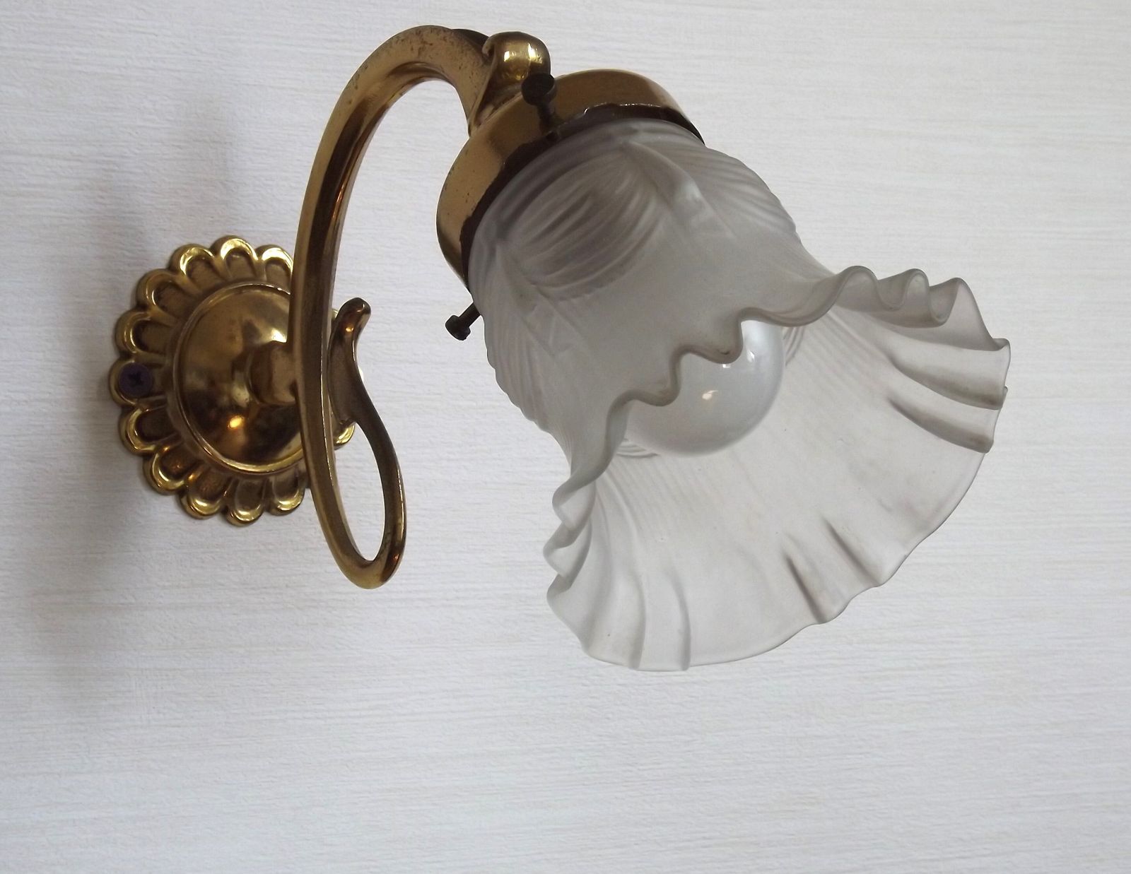 Franse Vintage Messing Wandlamp met Geribde Glazen Kap photo Verlichting
