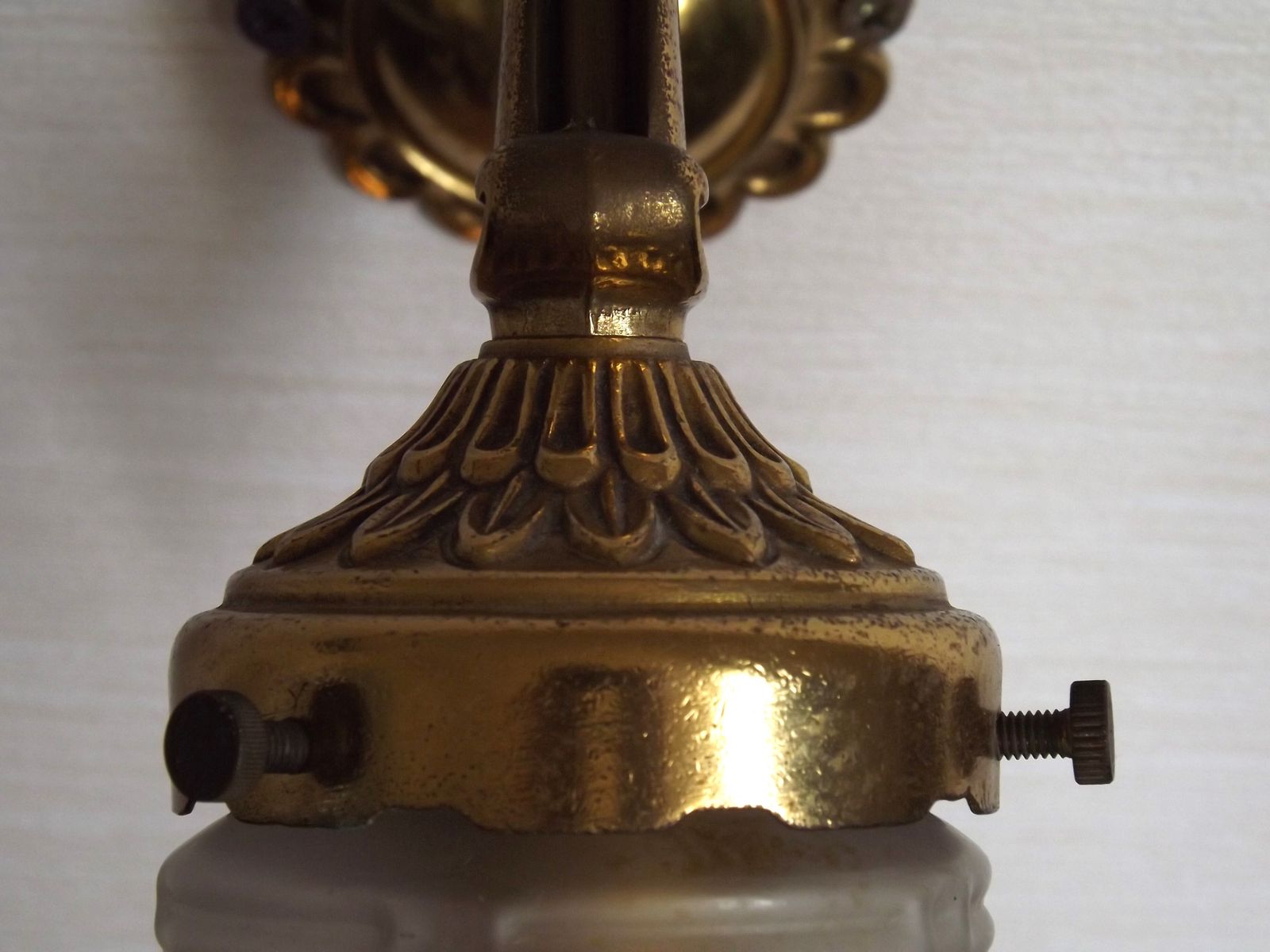 photo furniture Franse Vintage Messing Wandlamp met Geribde Glazen Kap