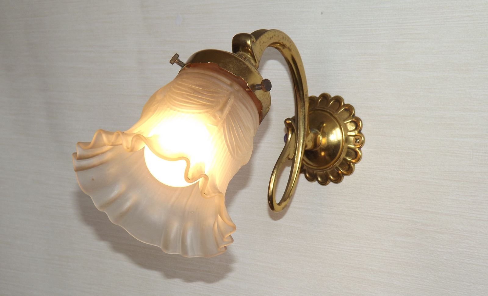 French Vintage Brass Single Wall Light Patterned Frilled Glass Shade photo for sale