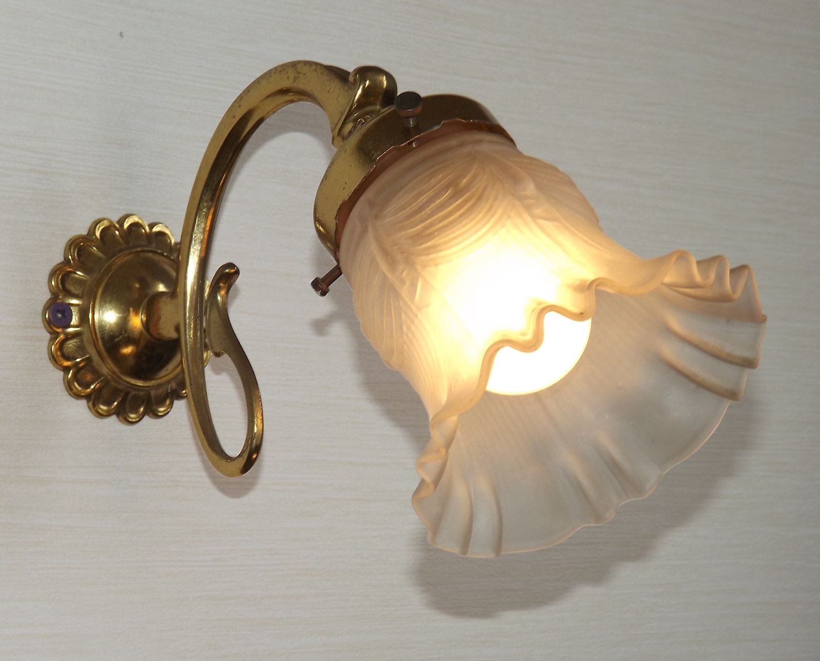 Franse Vintage Messing Wandlamp met Geribde Glazen Kap photo furniture