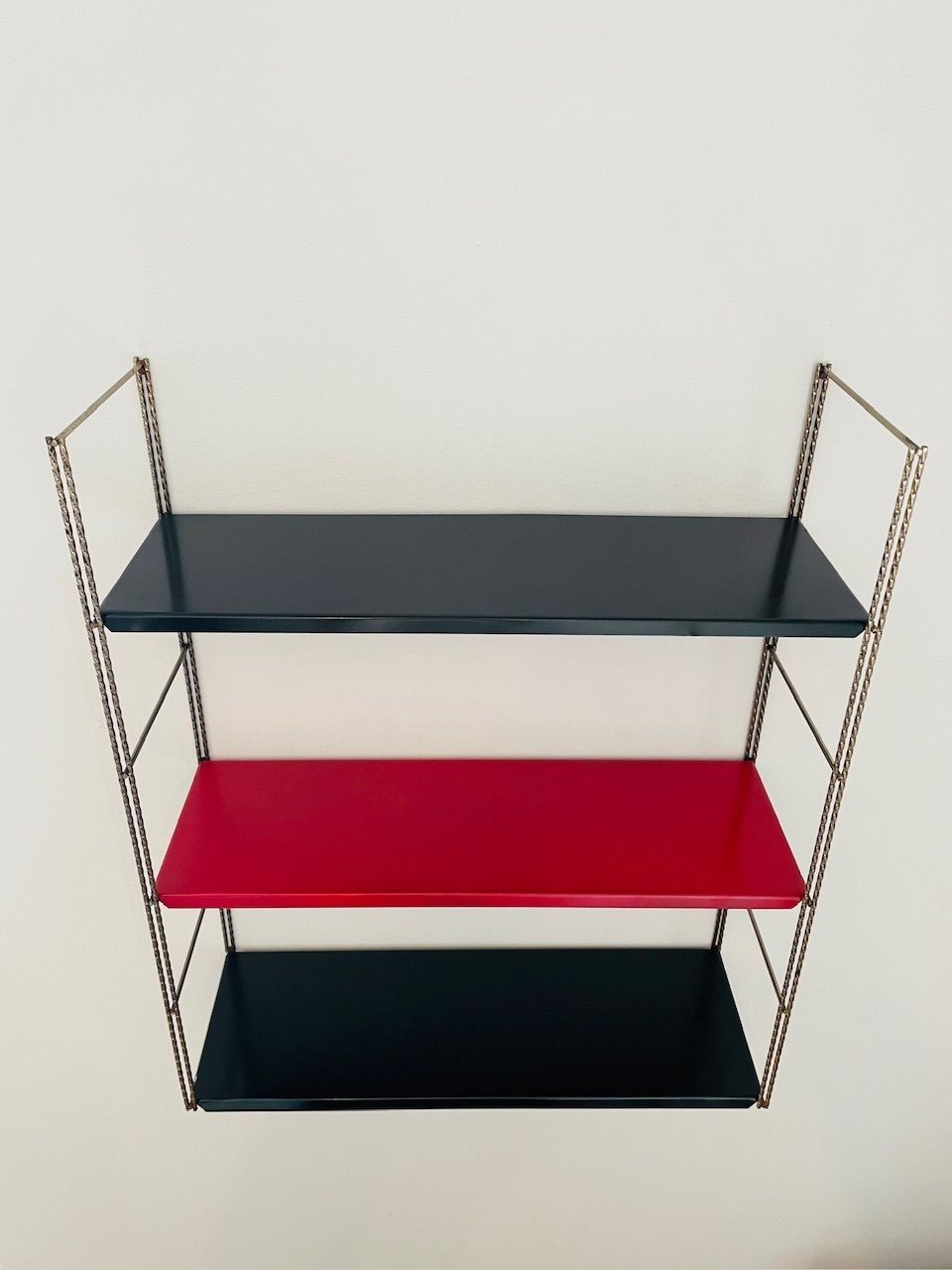 Mid-Century Modern, verstelbare wandplank van messing en metaal, jaren 1960 photo furniture