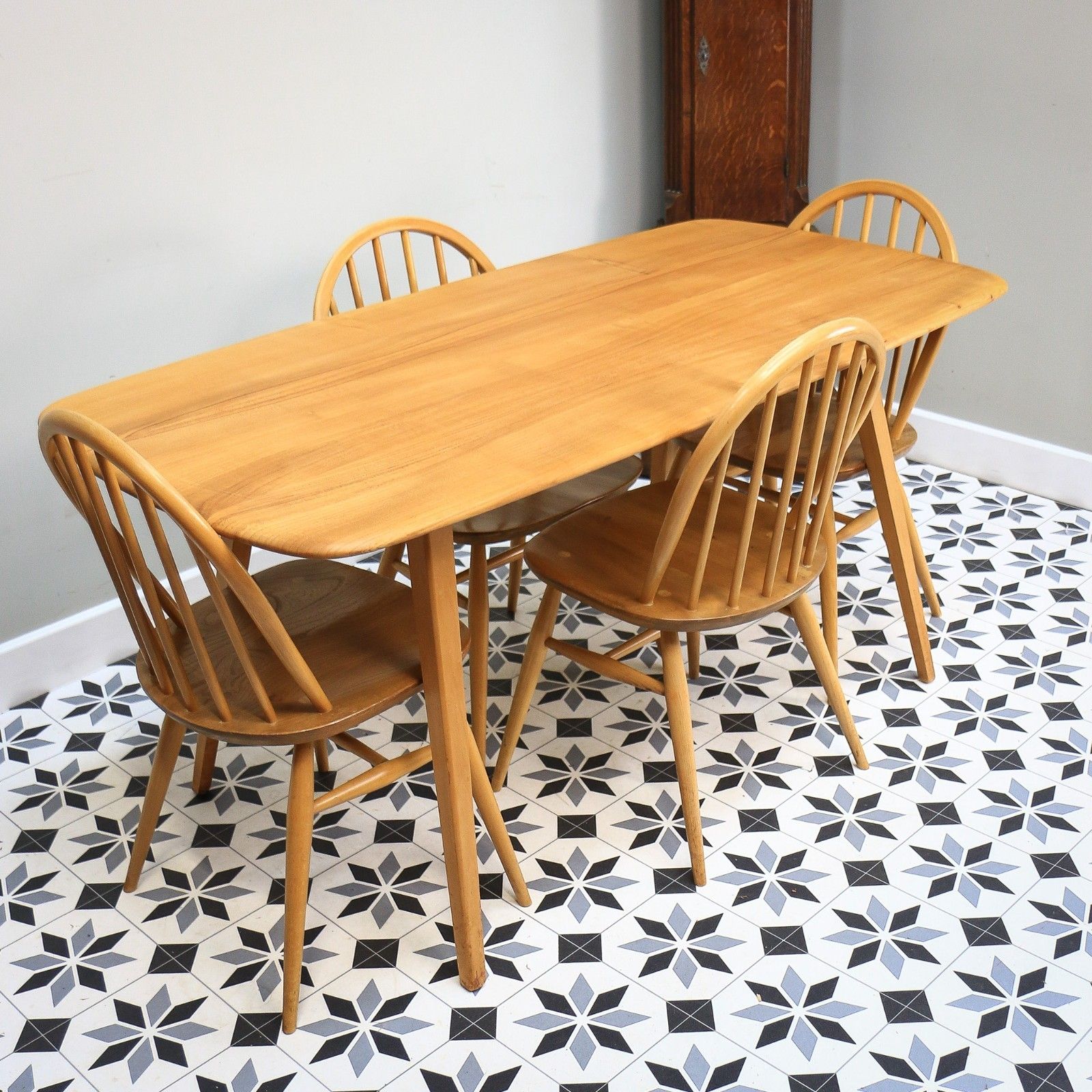 photo furniture Four Ercol Windsor 370 Dining Chairs With 382 Elm Plank Dining Table