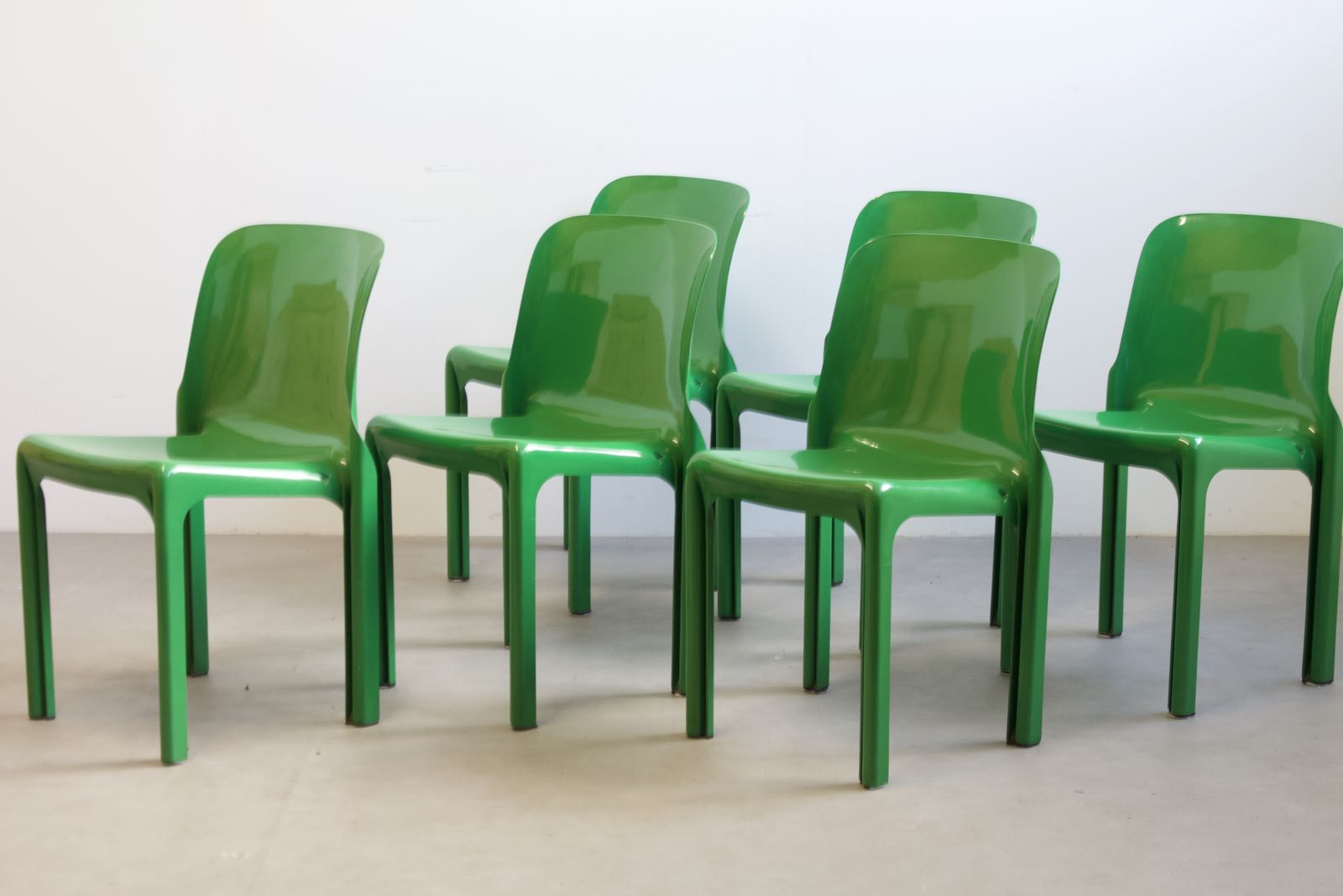Set van 4 vintage stapelbare groene Selene eetkamerstoelen van Vico Magistretti voor Artemide, Italië ca. jaren 1970 photo 1350.0