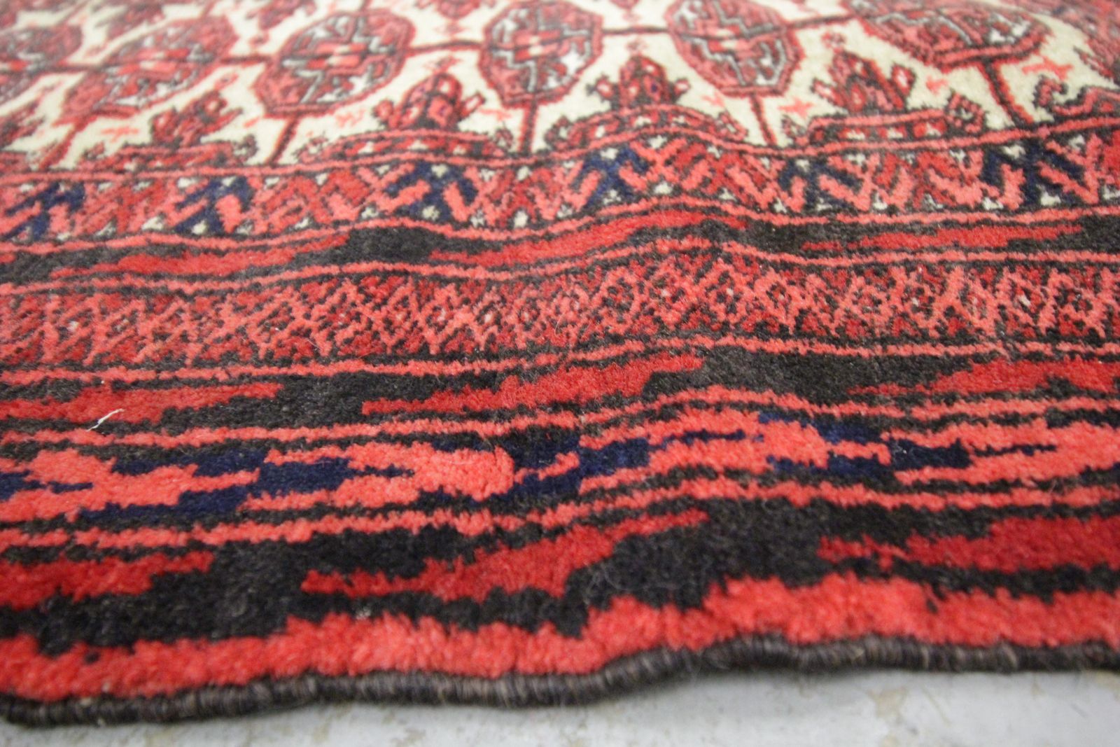 Klein Vintage Woonkamervloerkleed, Traditioneel Handgeweven Oosters Wollen Vloerkleed photo 663.0