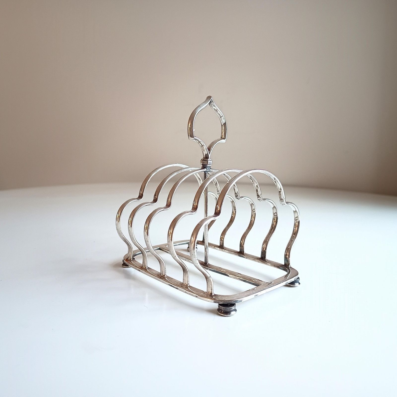Vintage Victoriaans Gotisch Engels verzilverd toastrack, gelobde bogen, ca. 1890s photo vintage