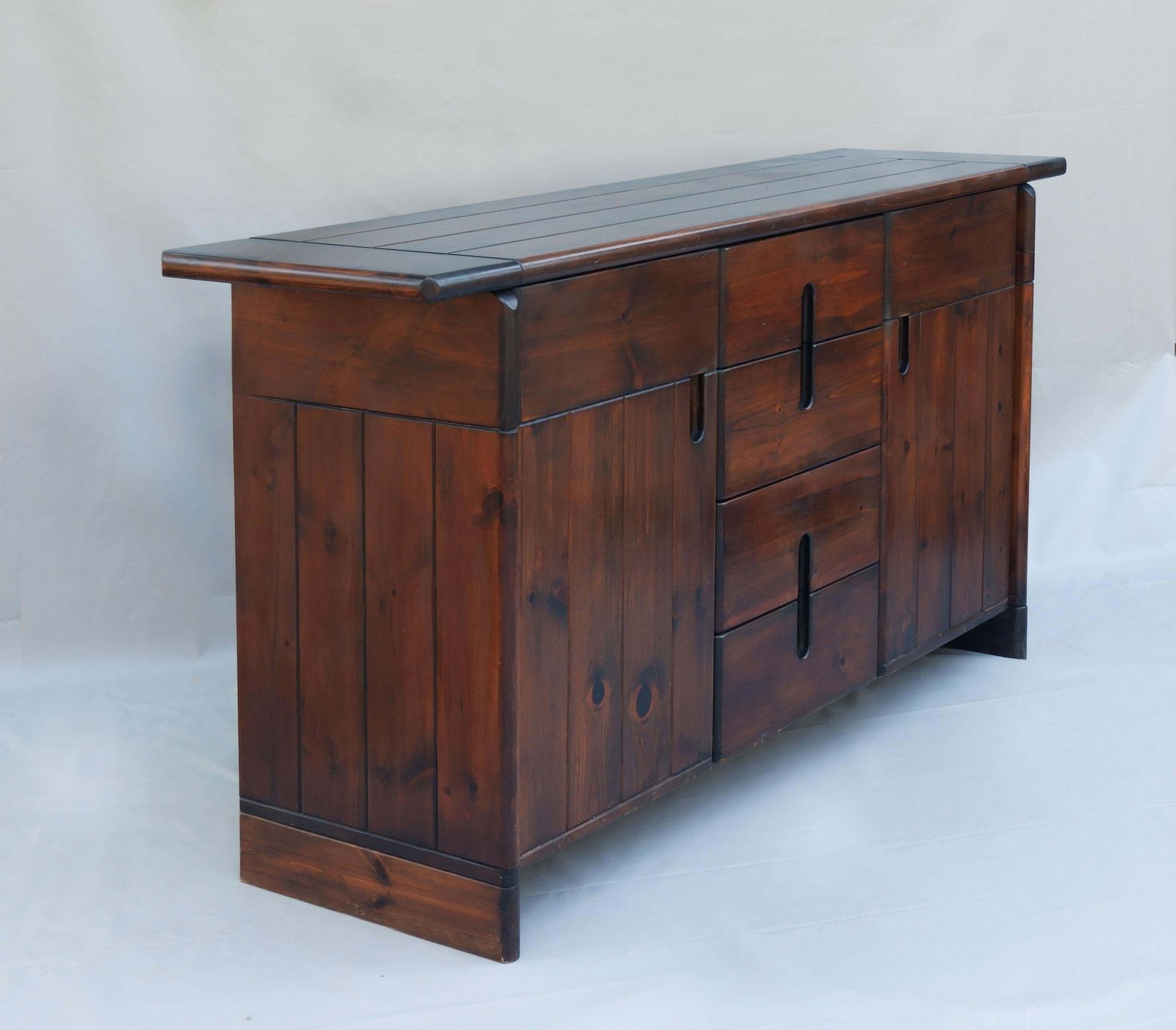 Silvio Coppola Brutalist massief grenen dressoir voor Fratelli Montina, Italië, jaren 1970 photo Meubels