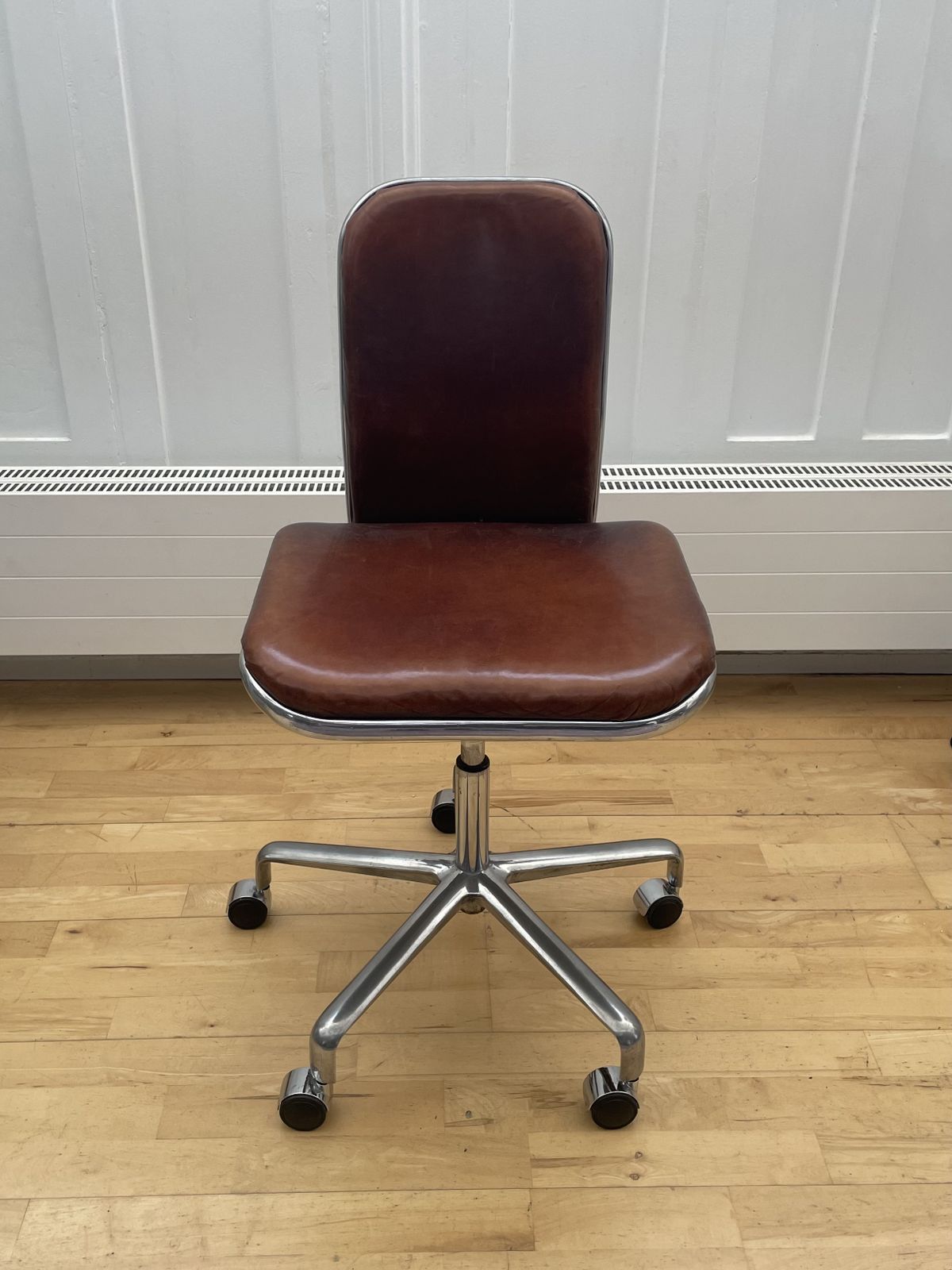 Vintage Hille Fred Scott Supporto Task Chair. Low Back Without Arms In Polished Aluminium With Brown Leather Seat Pads
