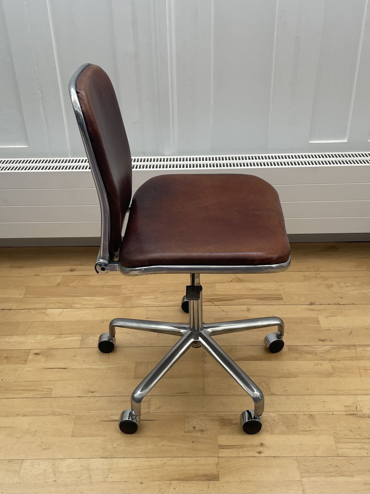 Vintage Hille Fred Scott Supporto Task Chair. Low Back Without Arms In Polished Aluminium With Brown Leather Seat Pads photo 825.0