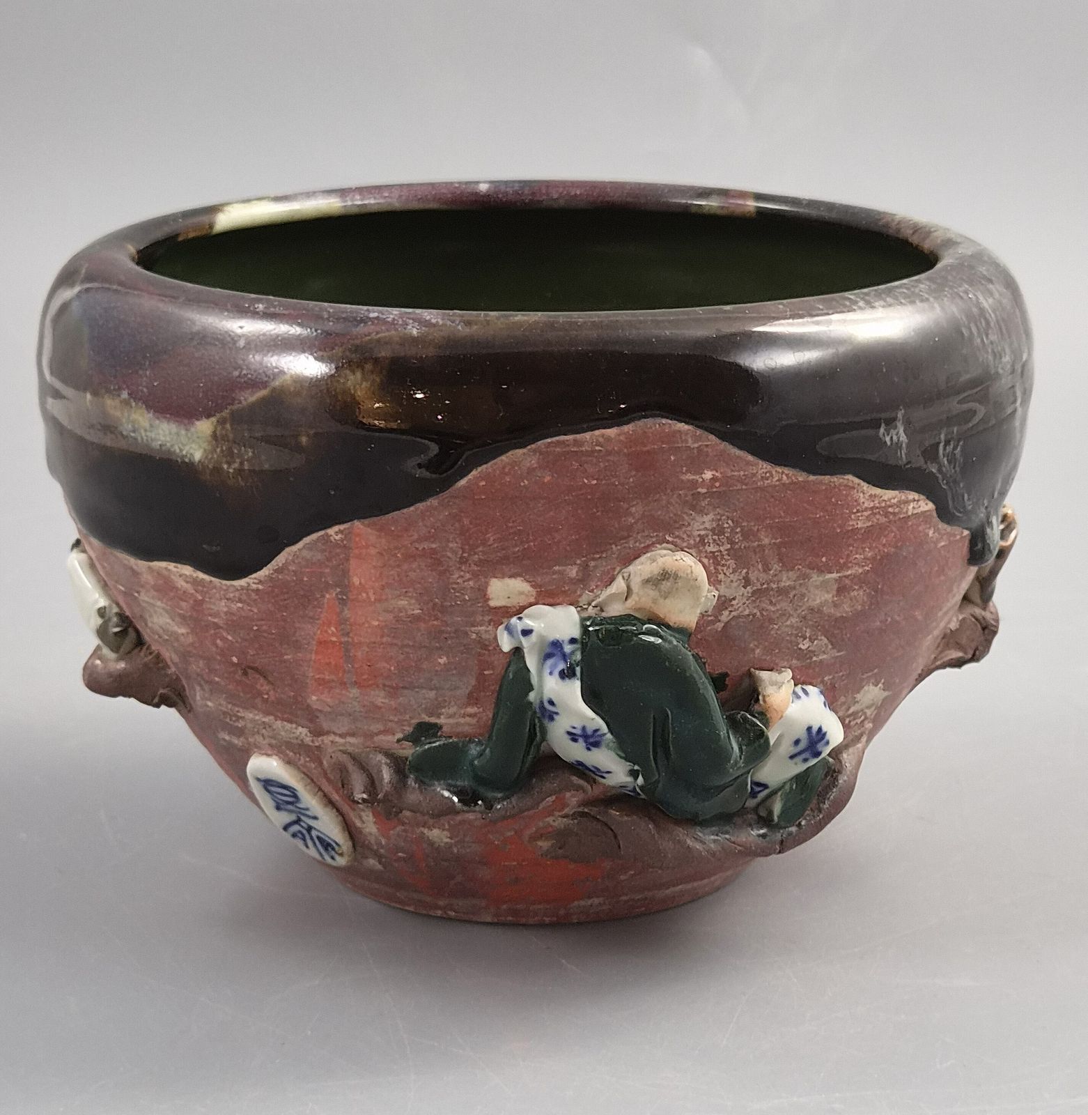 Japanse Sumida Gawa schaal, gesigneerd Inoue Ryōsai, figuren in reliëf, Meiji-Taishō ca. 1900 photo Woonaccessoires