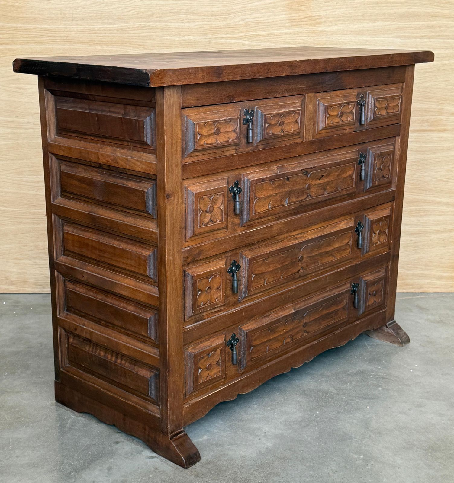 Commode baroque catalane espagnole du XXe siècle en noyer sculpté, cinq tiroirs, style toscan photo Mobilier
