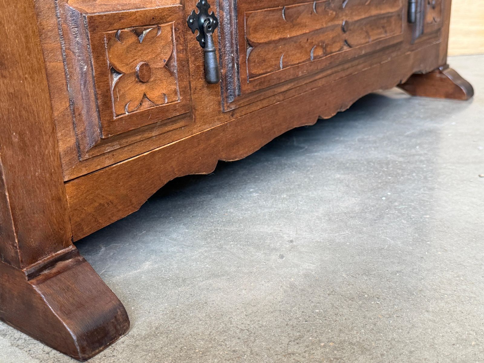 Mobilier Commode baroque catalane espagnole du XXe siècle en noyer sculpté, cinq tiroirs, style toscan photo