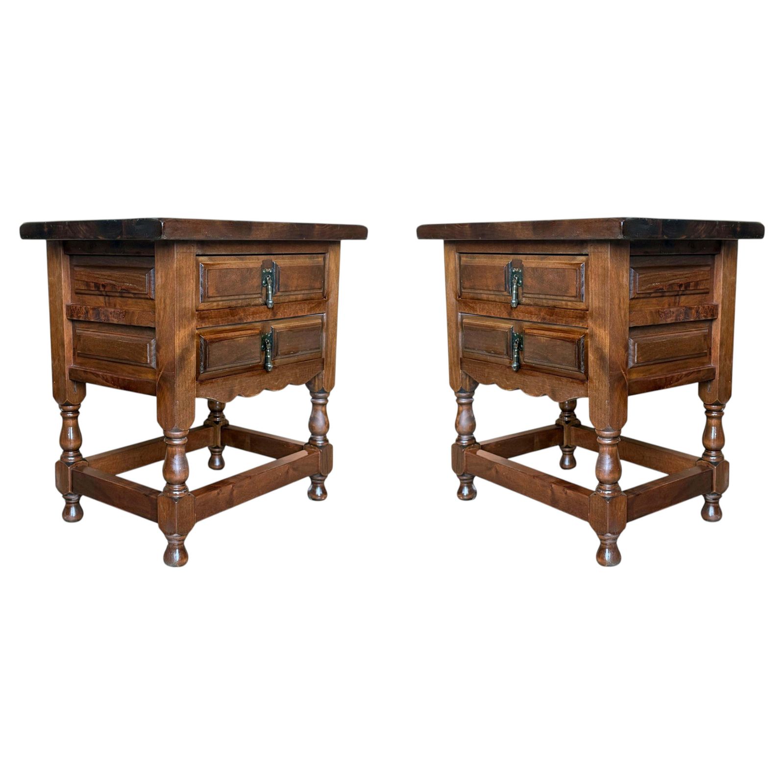 Tables de chevet rustiques espagnoles en bois massif, paire avec deux tiroirs et pieds tournés