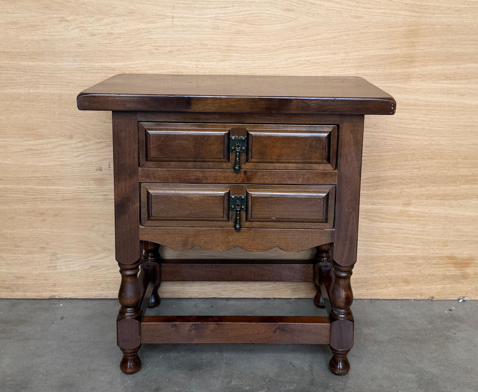 Tables de chevet rustiques espagnoles en bois massif, paire avec deux tiroirs et pieds tournés photo furniture