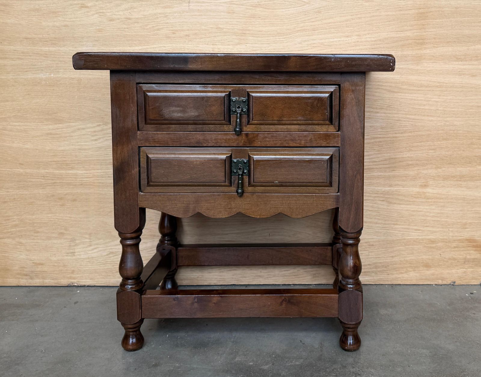 Tables de chevet rustiques espagnoles en bois massif, paire avec deux tiroirs et pieds tournés photo 2069.0