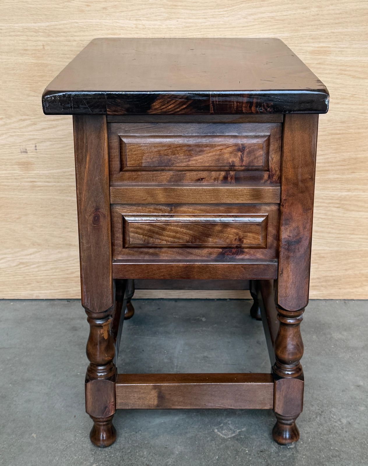 Mobilier Tables de chevet rustiques espagnoles en bois massif, paire avec deux tiroirs et pieds tournés photo