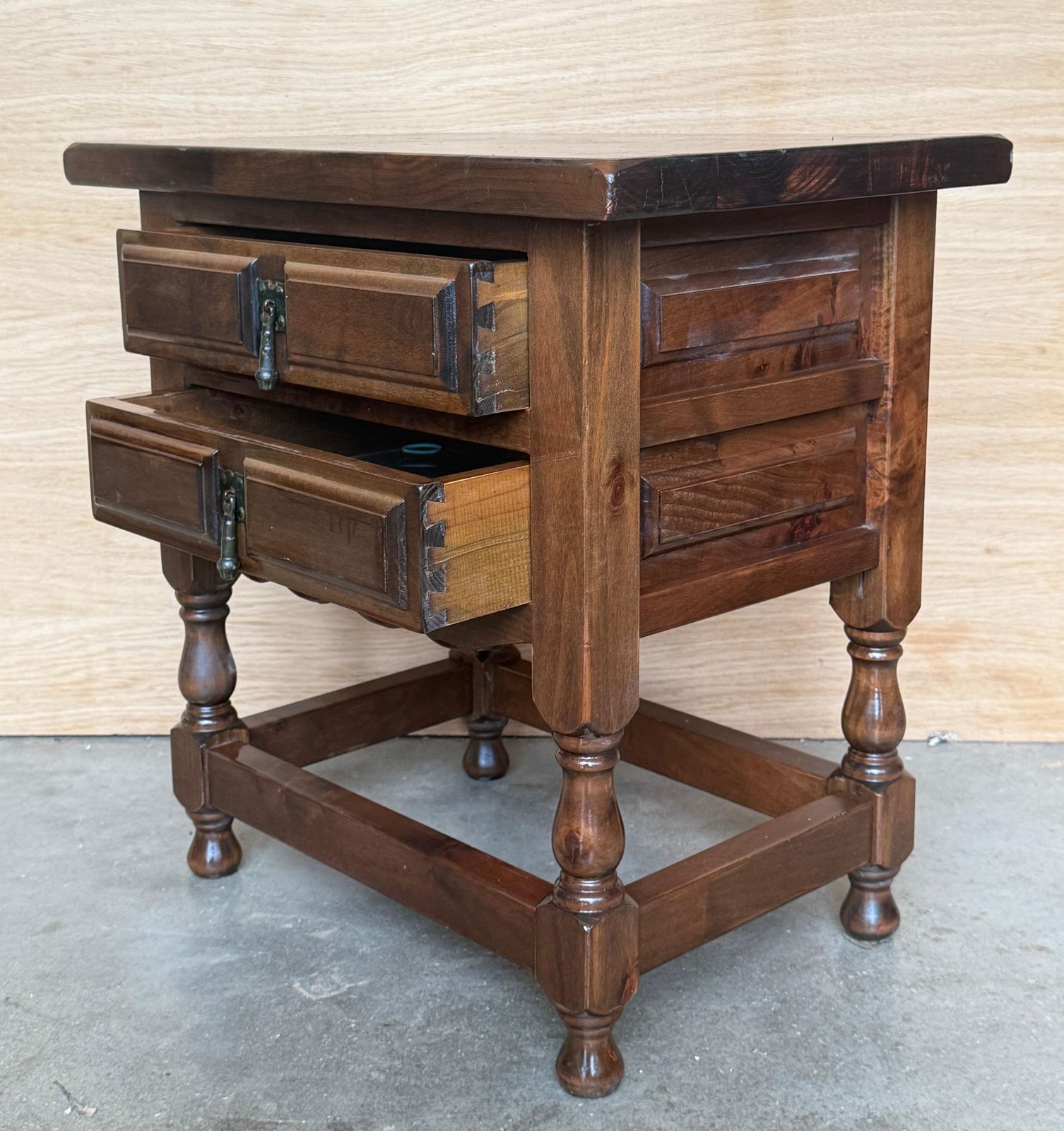 2069.0 Tables de chevet rustiques espagnoles en bois massif, paire avec deux tiroirs et pieds tournés photo