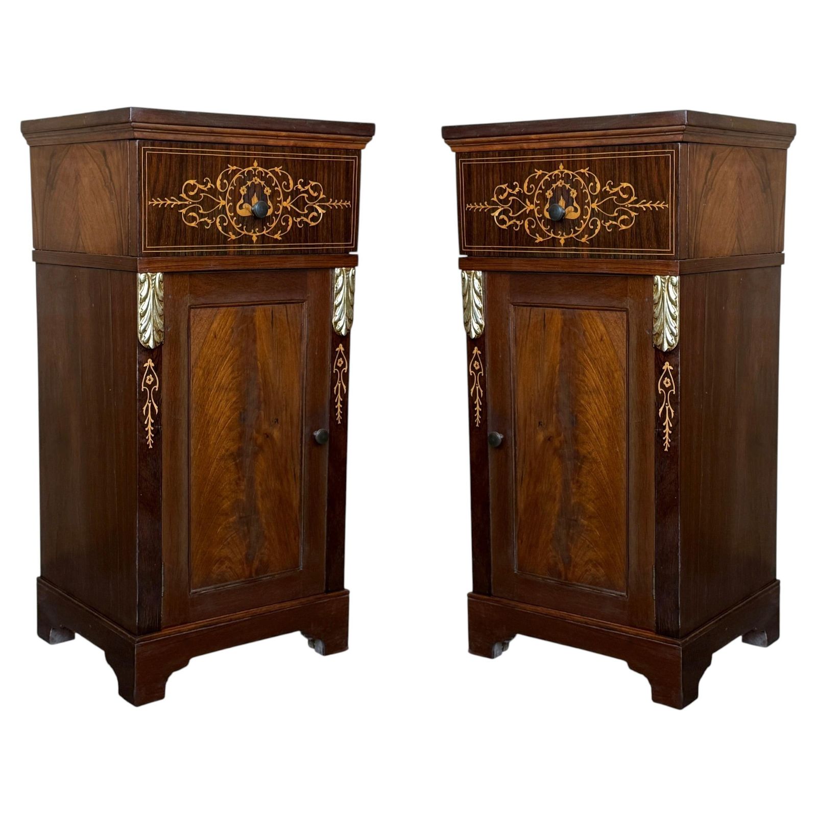 Paire de tables de chevet en acajou marqueté, époque victorienne tardive / édouardienne, vers 1890-1910