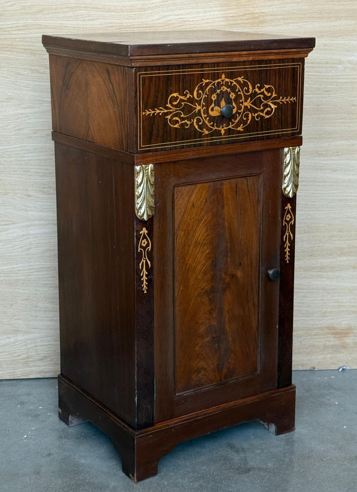 Paire de tables de chevet en acajou marqueté, époque victorienne tardive / édouardienne, vers 1890-1910 photo buy