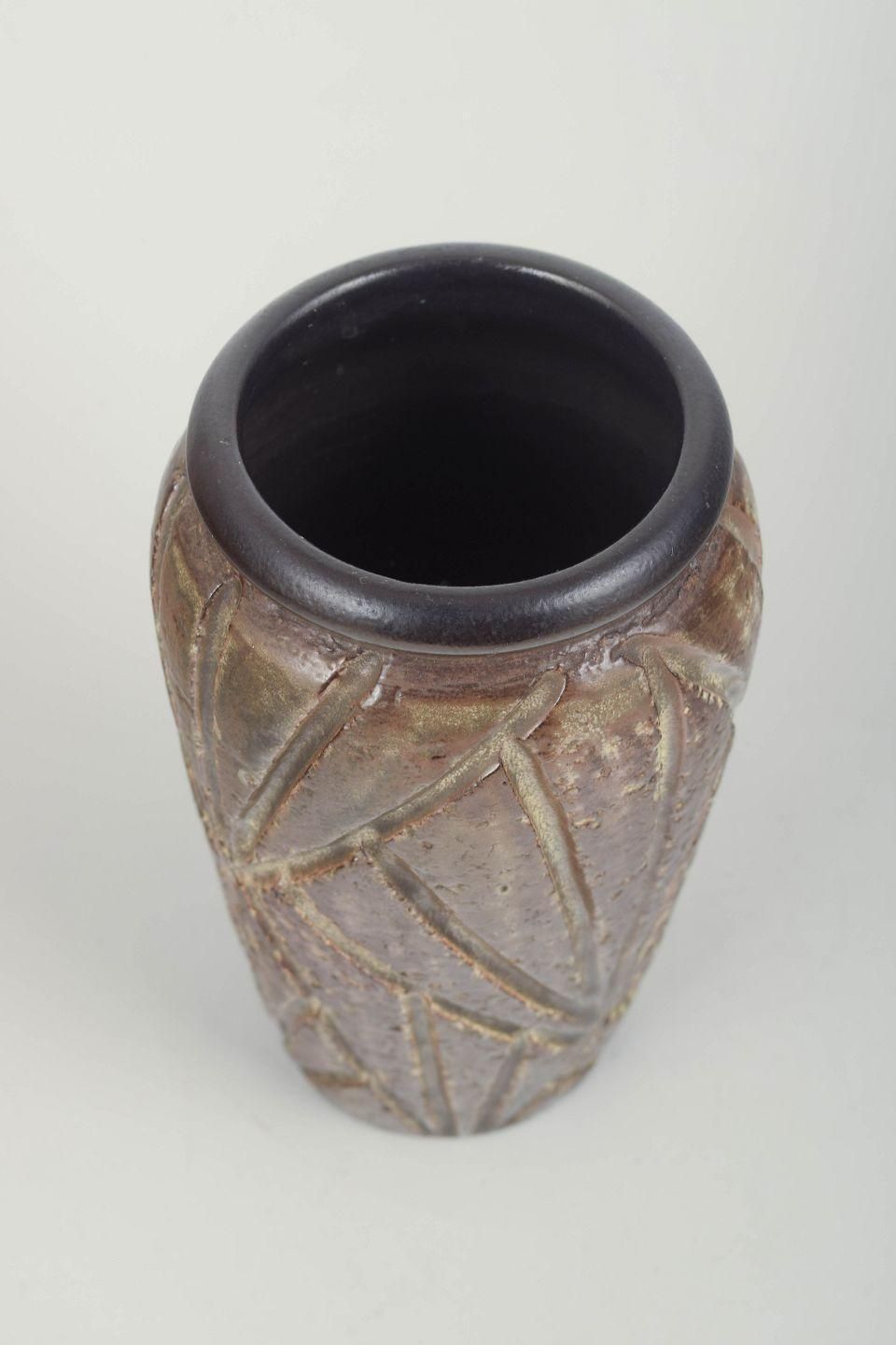 Ingrid Atterberg voor Upsala Ekeby. Stoneware vaas met reliëfdecoratie. Jaren 1960 photo furniture