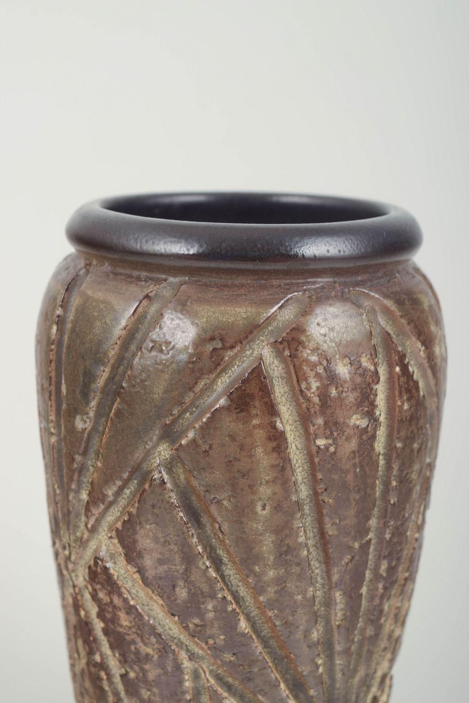 Ingrid Atterberg voor Upsala Ekeby. Stoneware vaas met reliëfdecoratie. Jaren 1960 photo for sale