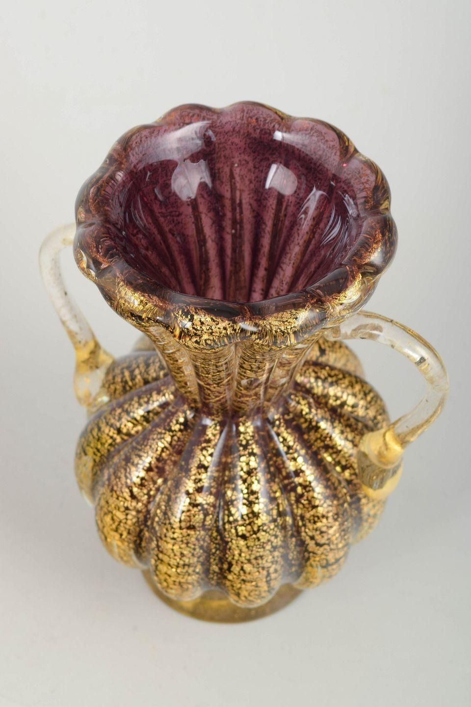 Murano vaas met geribbeld lichaam, twee heldere handvatten en goudstofinsluitsels. photo furniture