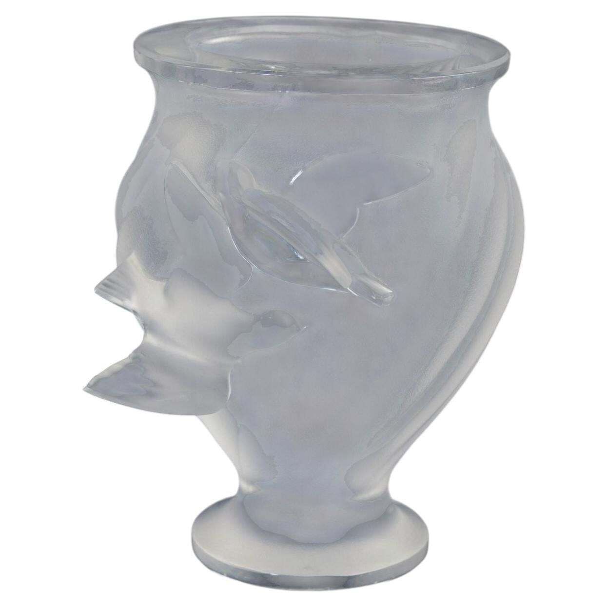 René Lalique. Frosted Crystal Vaas met Twee Zwaluwen in Reliëf, jaren 1970