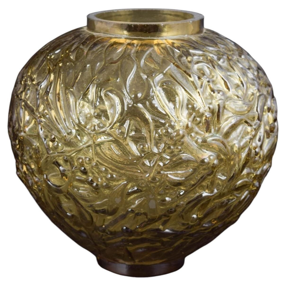 Vaas in Amberkleurig Glas met Diep Gegoten Reliëf. Frankrijk, Midden 20e Eeuw.
