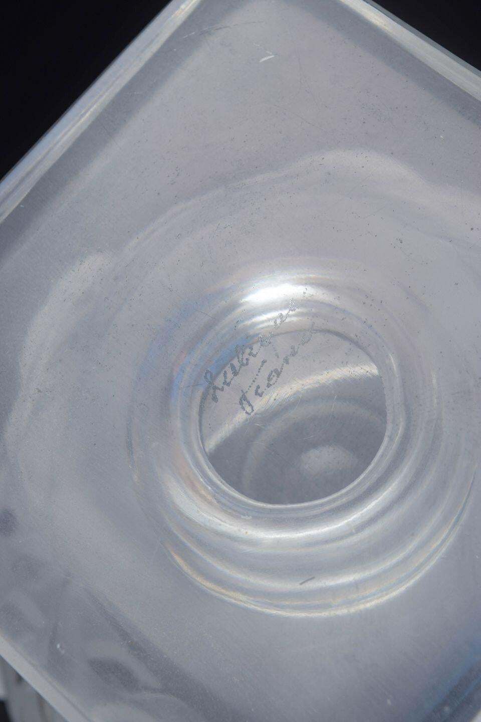 René Lalique. Frosted Crystal Vase op Voetstuk. Jaren 1970 photo Woonaccessoires