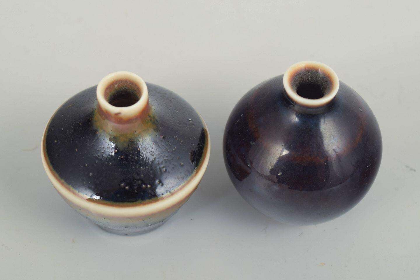 Carl Harry Stålhane voor Rörstrand. Twee miniatuur steengoed vazen, midden 20e eeuw. photo furniture