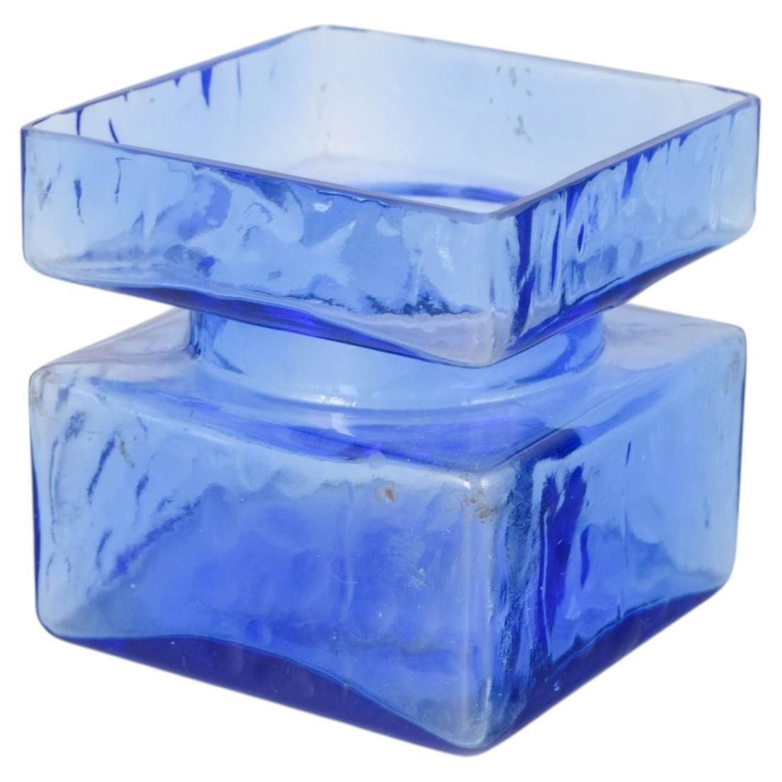 Helena Tynell, Riihimäen Lasi. Vaas in helder blauw kunstglas uit de "Pala" serie.