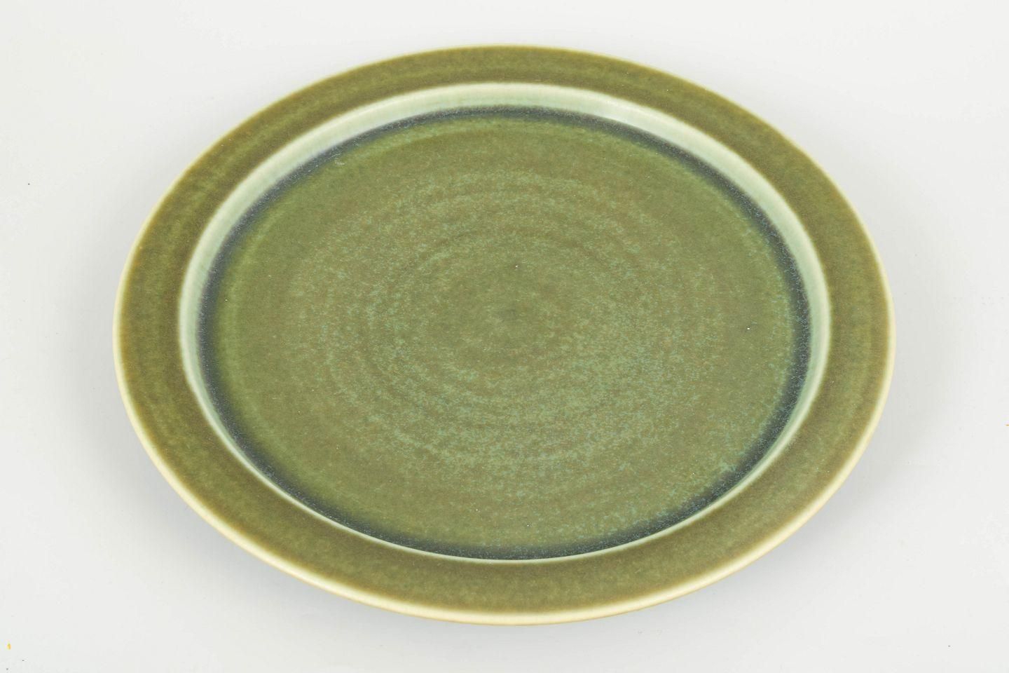 Saxbo, Danemark. Grand plat en grès à glaçure verte, milieu du XXe siècle. photo furniture