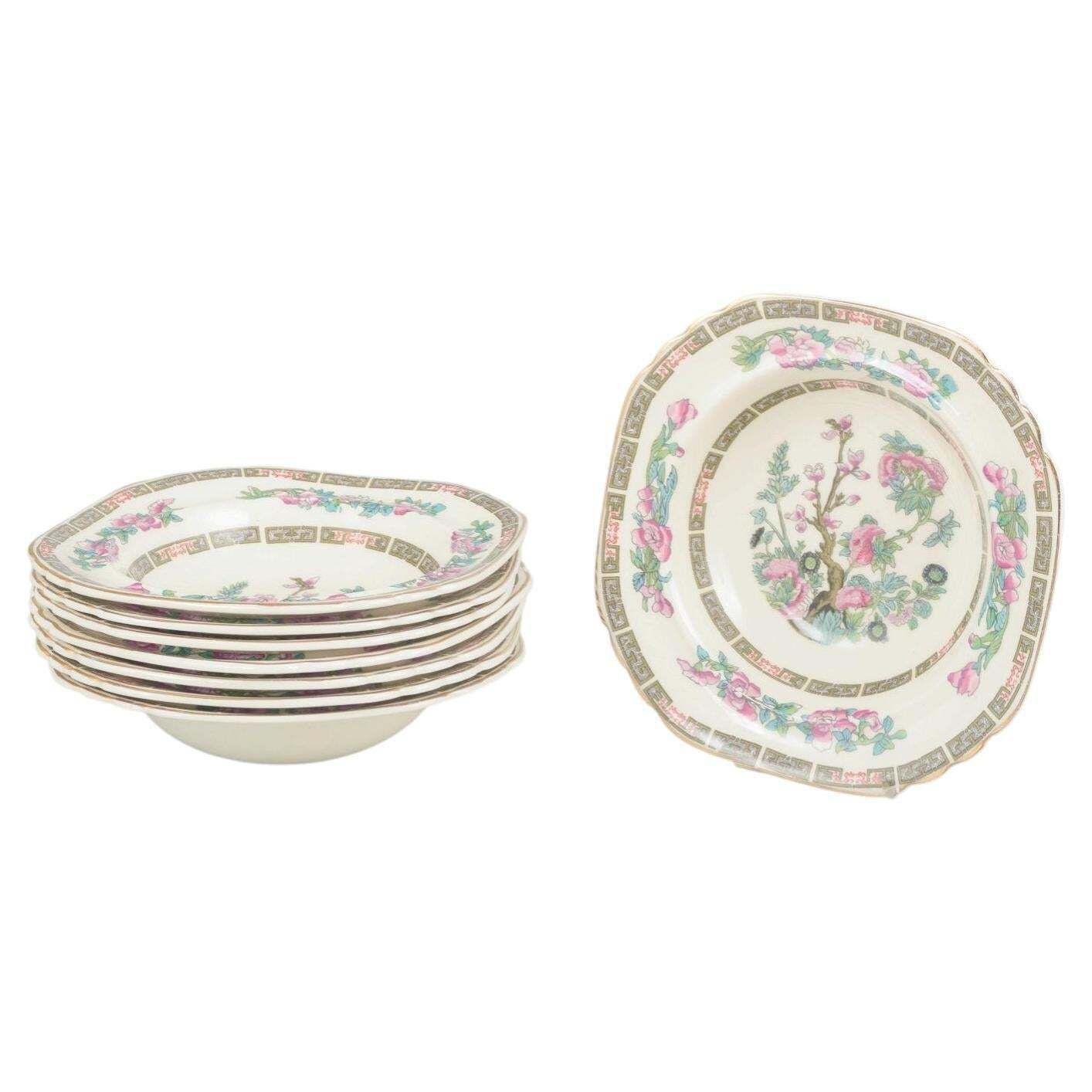 Wedgwood & Co, Angleterre. Série de 8 assiettes creuses en faïence à motif oriental.
