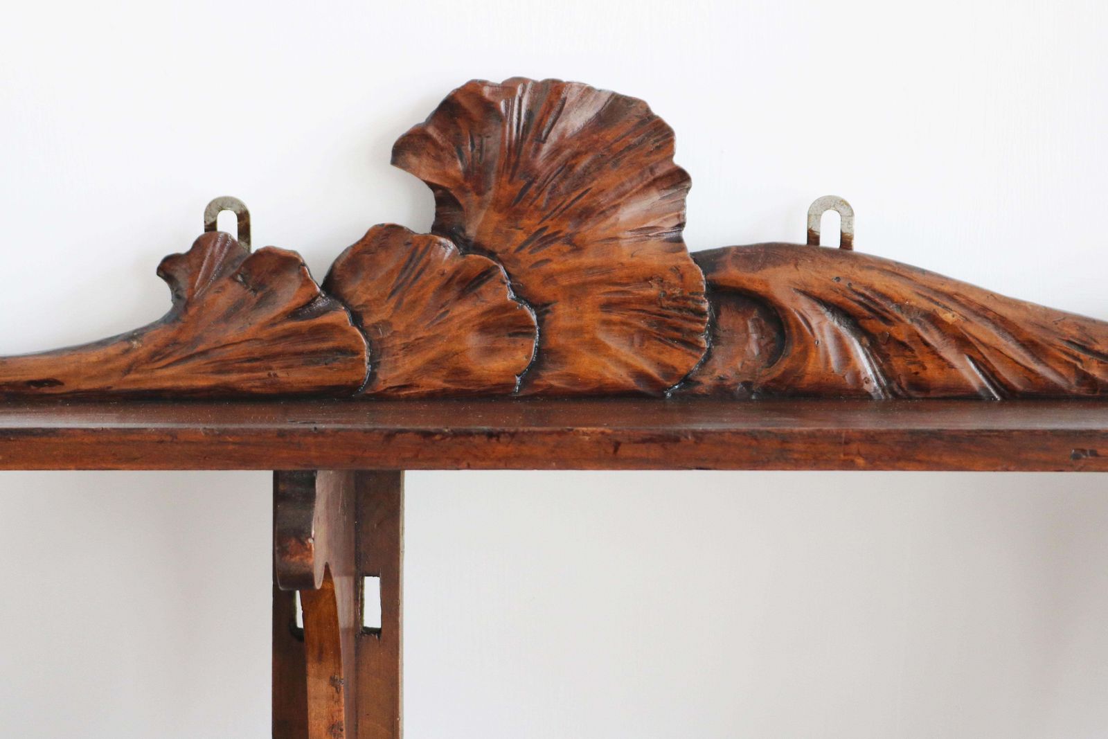 Antieke grote Art Nouveau 'Ginko' wandplank / boekenplank, Frankrijk ca. 1900, walnoot photo vinterior