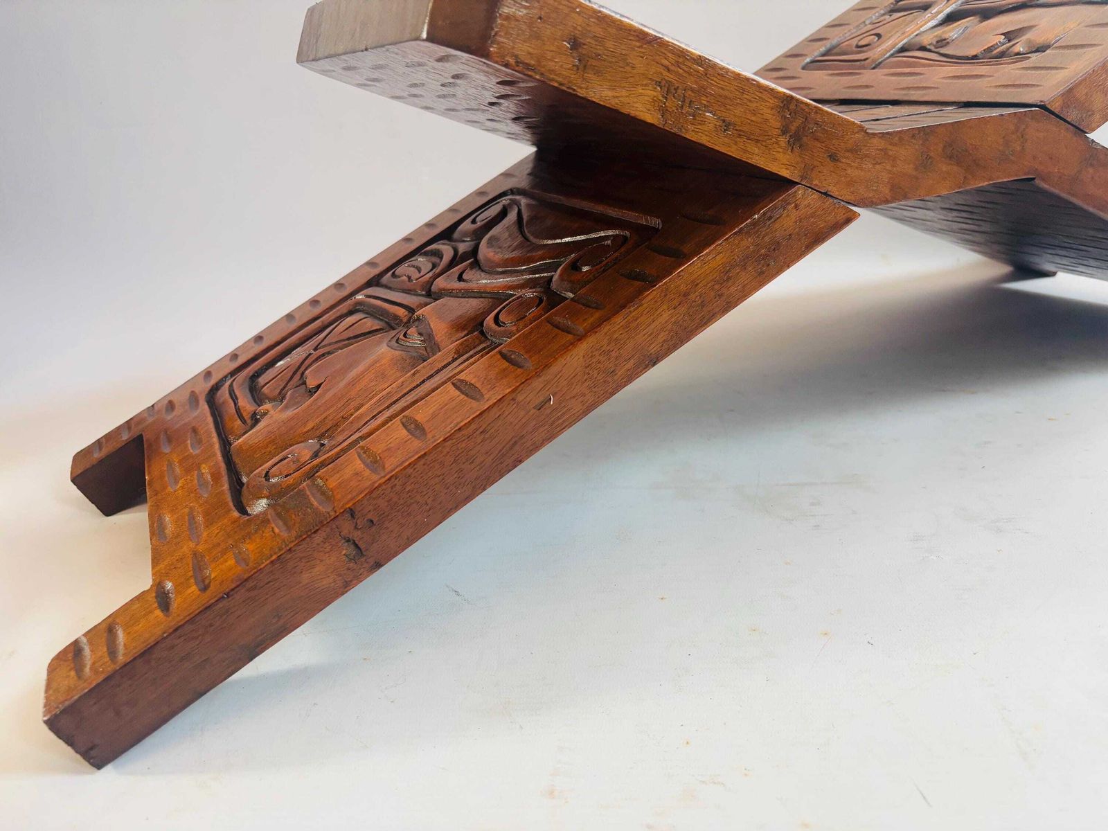 photo vintage Banc pliant vintage Brutalist en acajou du Honduras sculpté à la main - tabouret Folk Art Tribal mid-century