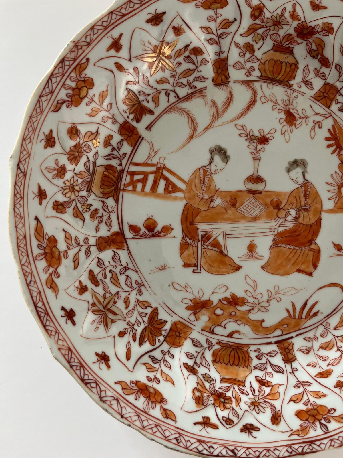 Chinees Kangxi-periode handgeschilderd Rouge de Fer figuratief bord, ca. 1710 photo Woonaccessoires