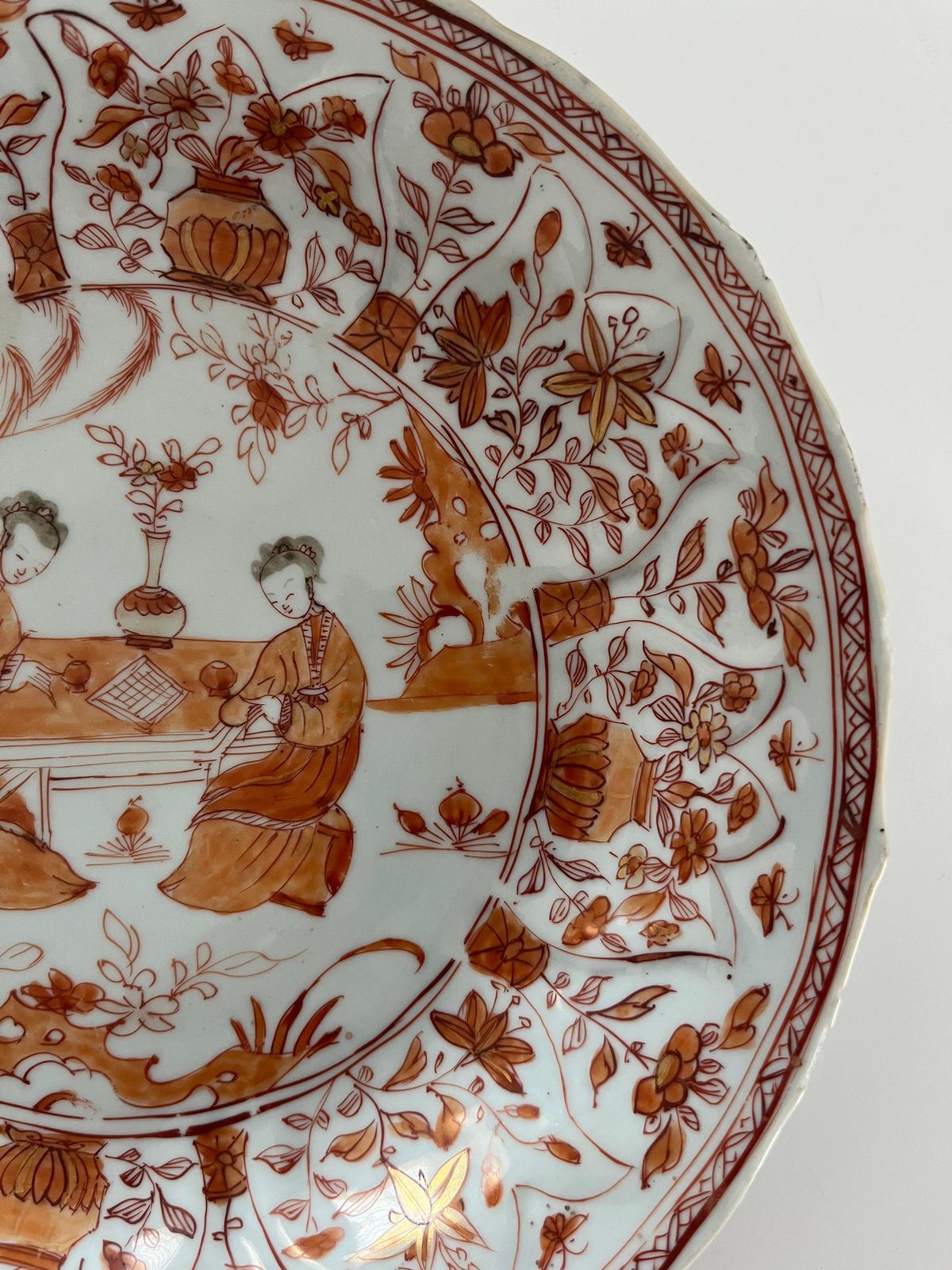 Chinees Kangxi-periode handgeschilderd Rouge de Fer figuratief bord, ca. 1710 photo vinterior