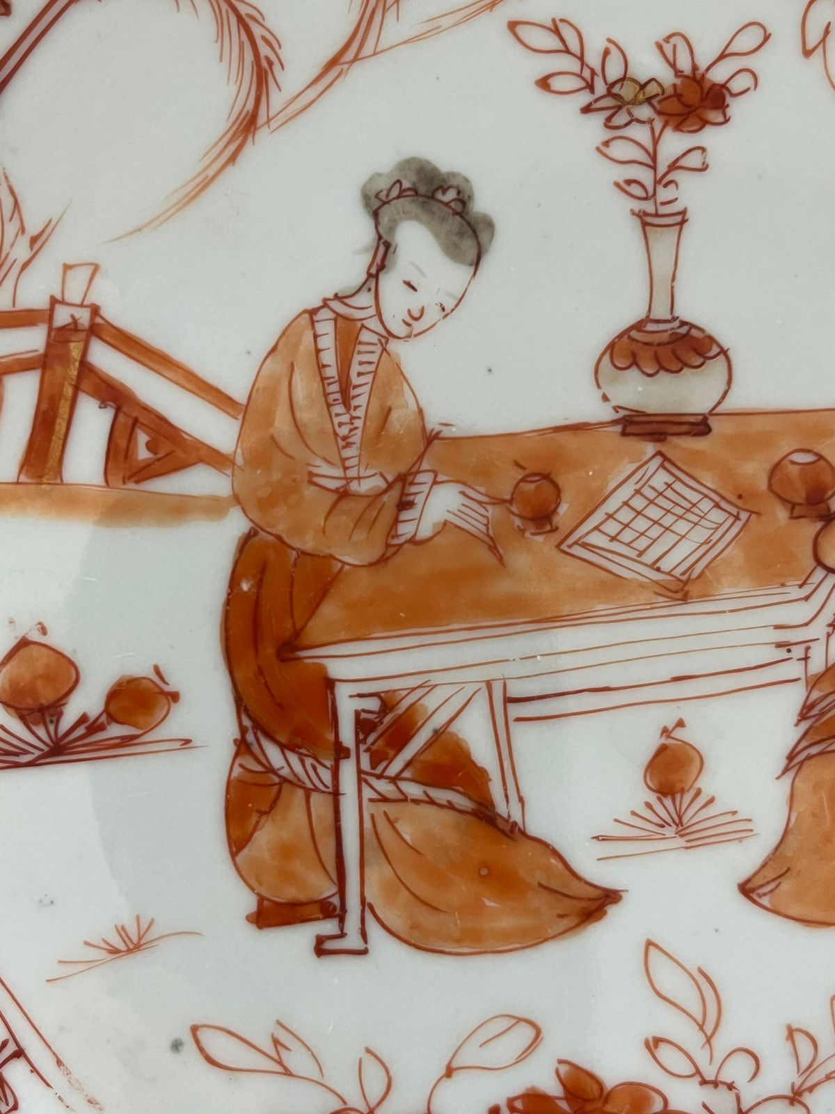 photo furniture Chinees Kangxi-periode handgeschilderd Rouge de Fer figuratief bord, ca. 1710