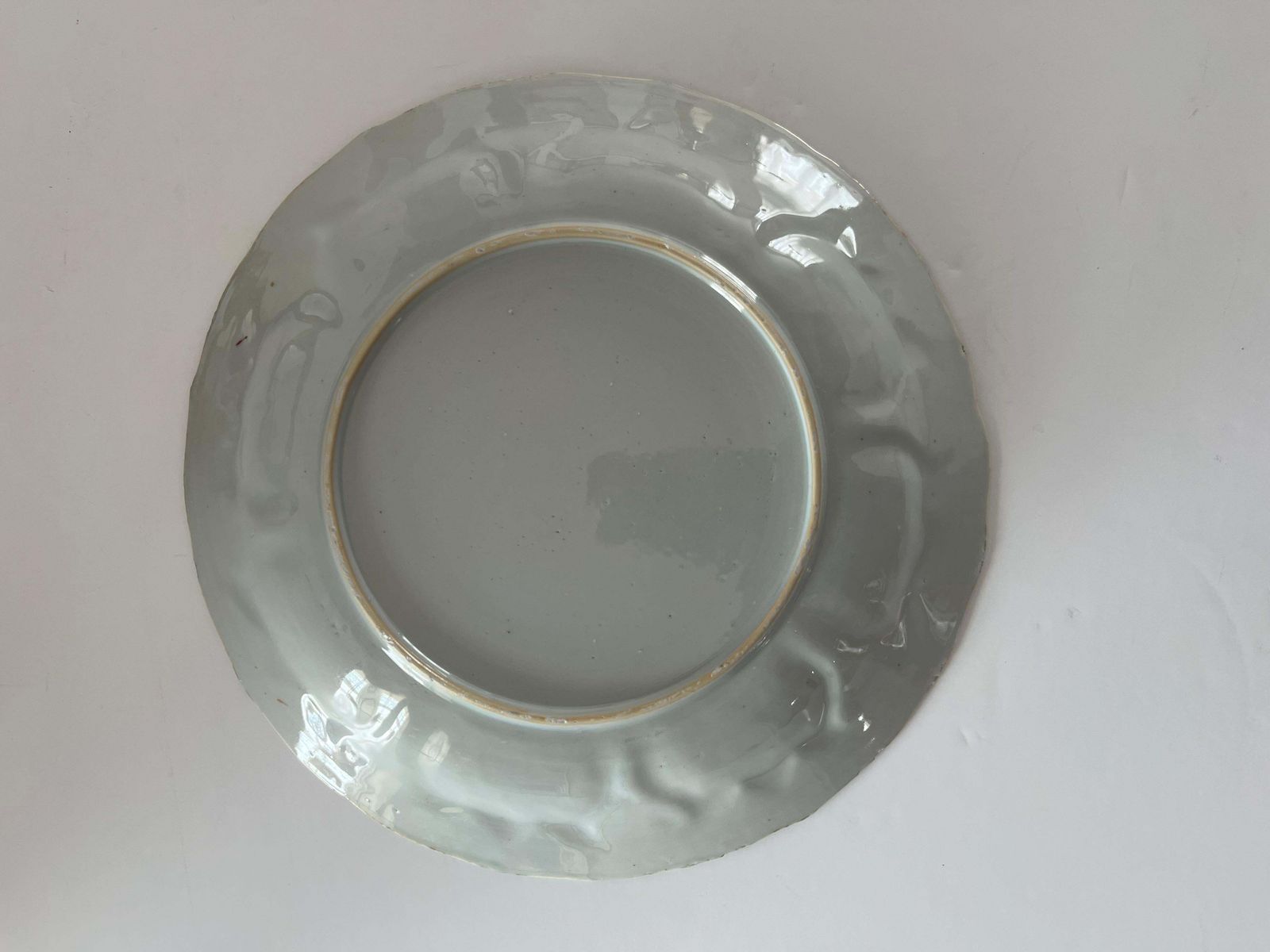 photo vintage Chinees Kangxi-periode handgeschilderd Rouge de Fer figuratief bord, ca. 1710
