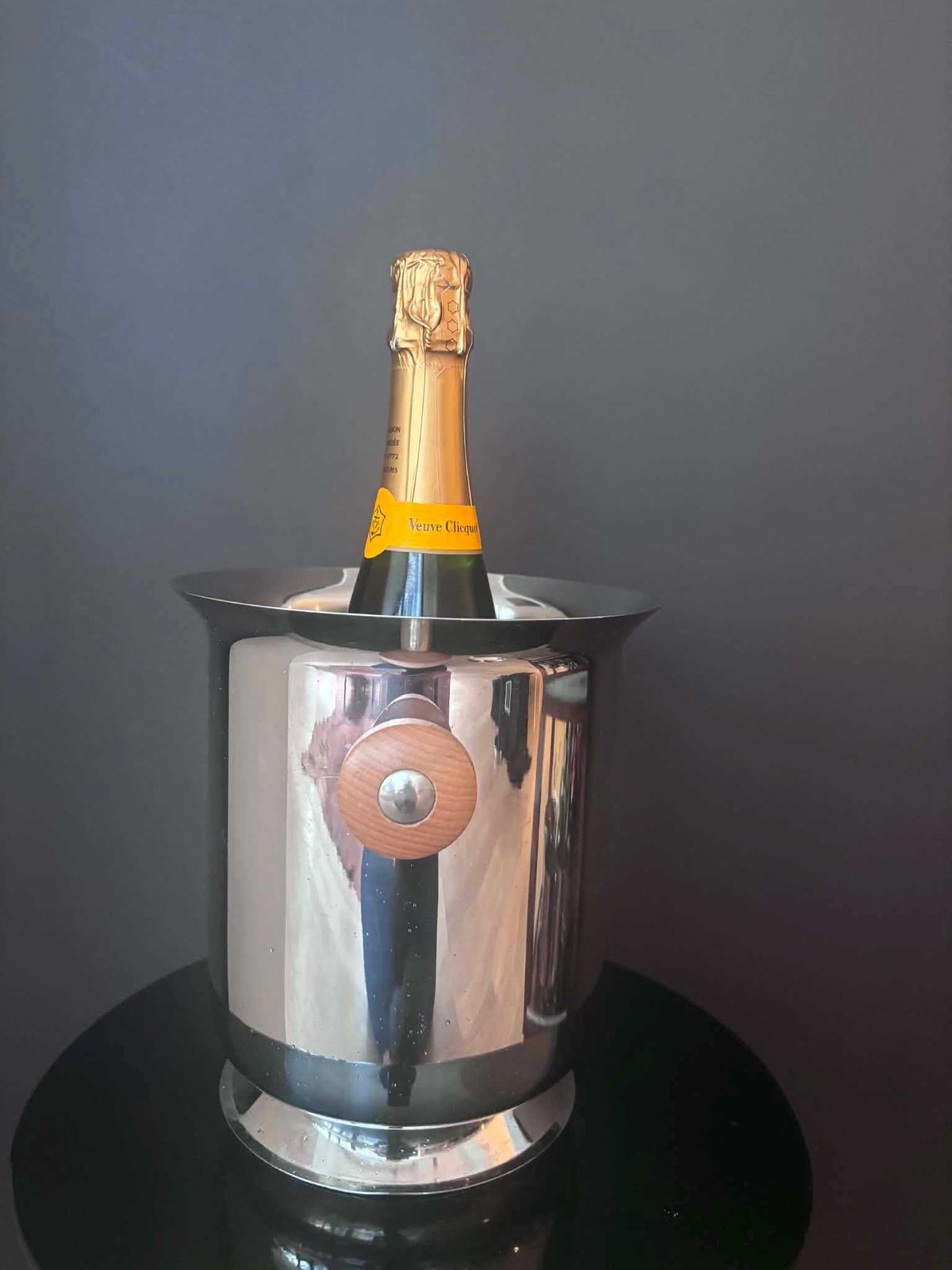 Décoration Seau à champagne vintage en acier inoxydable avec anses en bois, refroidisseur à vin moderniste, Made In Italy, art de la table photo