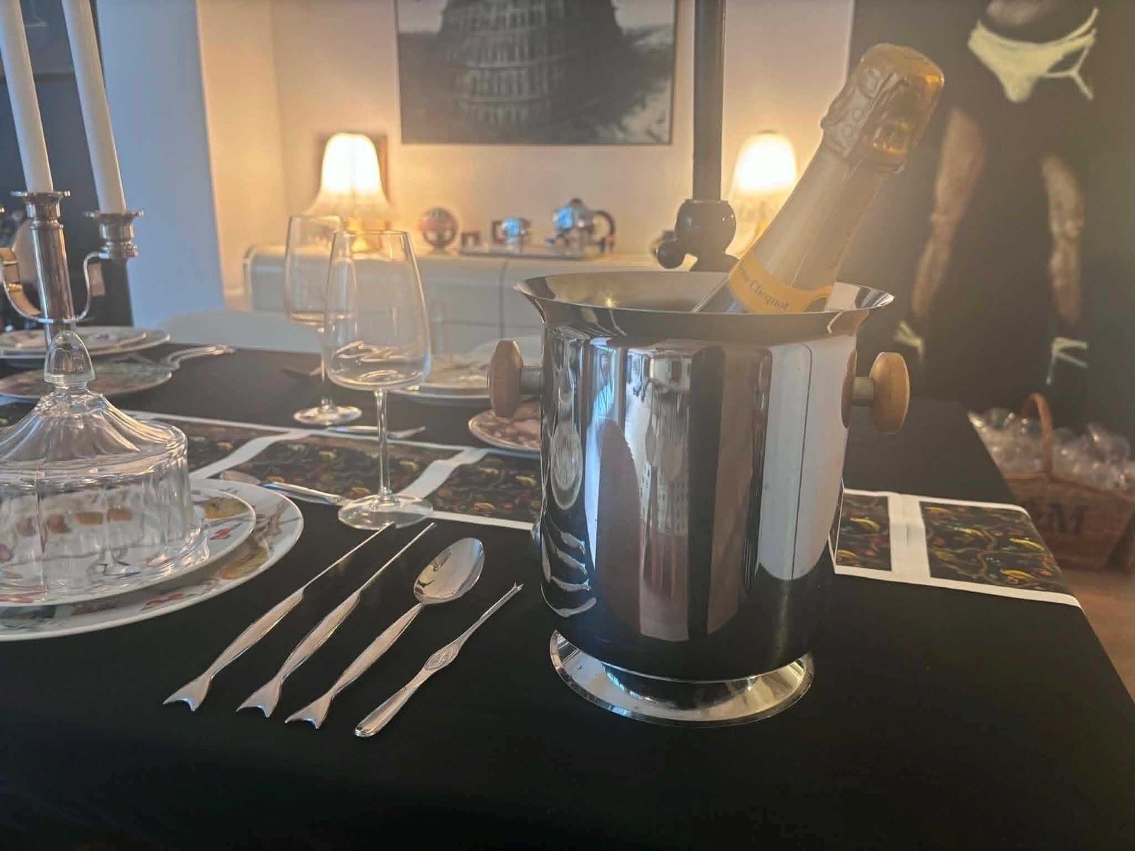 photo vintage Seau à champagne vintage en acier inoxydable avec anses en bois, refroidisseur à vin moderniste, Made In Italy, art de la table